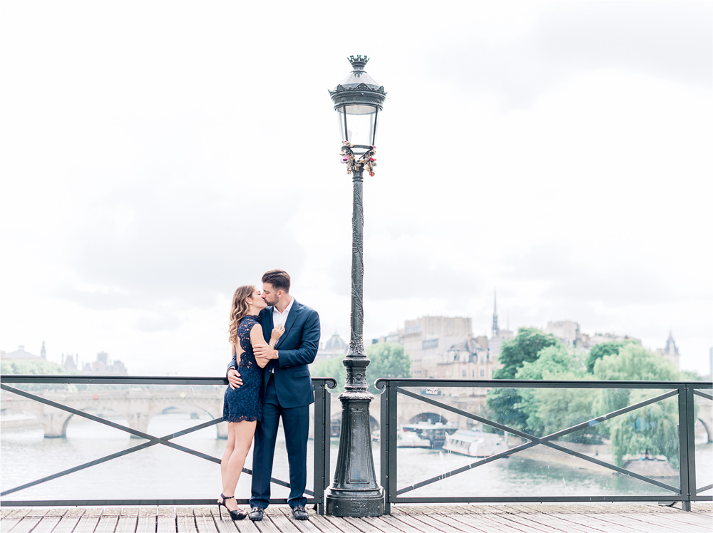 photographer in paris - Engagement photo shoot on a parisian bridge