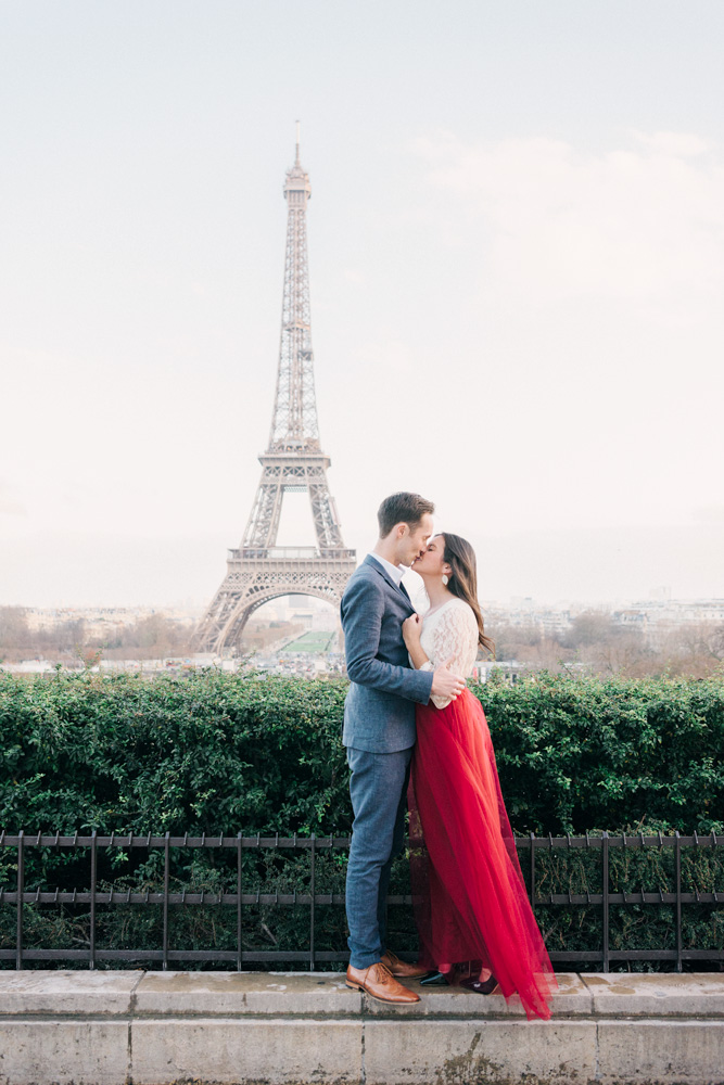 Paris couple photographer - Eiffel Tower photo shoot in Paris with this beautiful couple in Love for their Anniversary