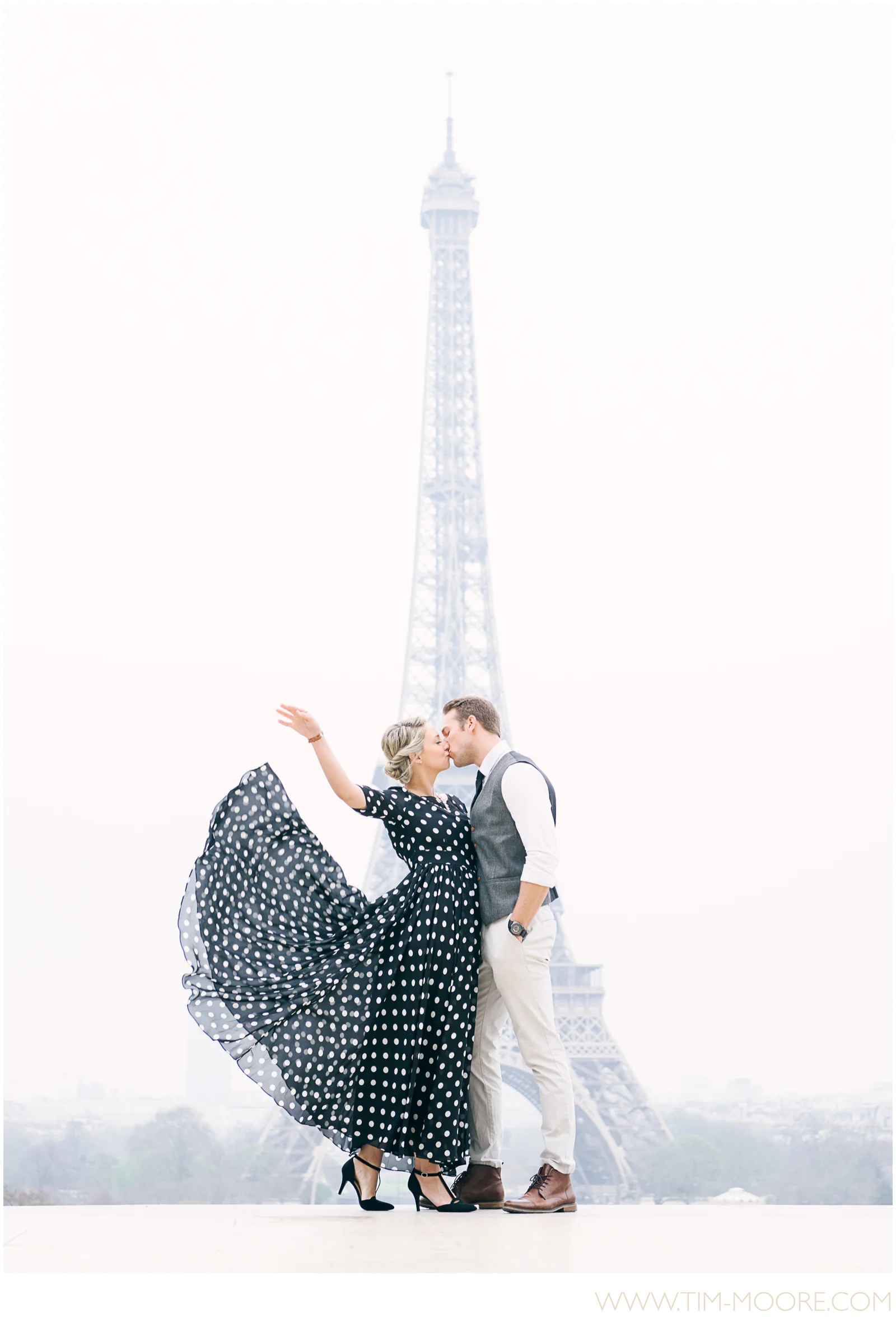 Paris photographer - couple photo shoot celebrating love in front of the Eiffel Tower in Paris