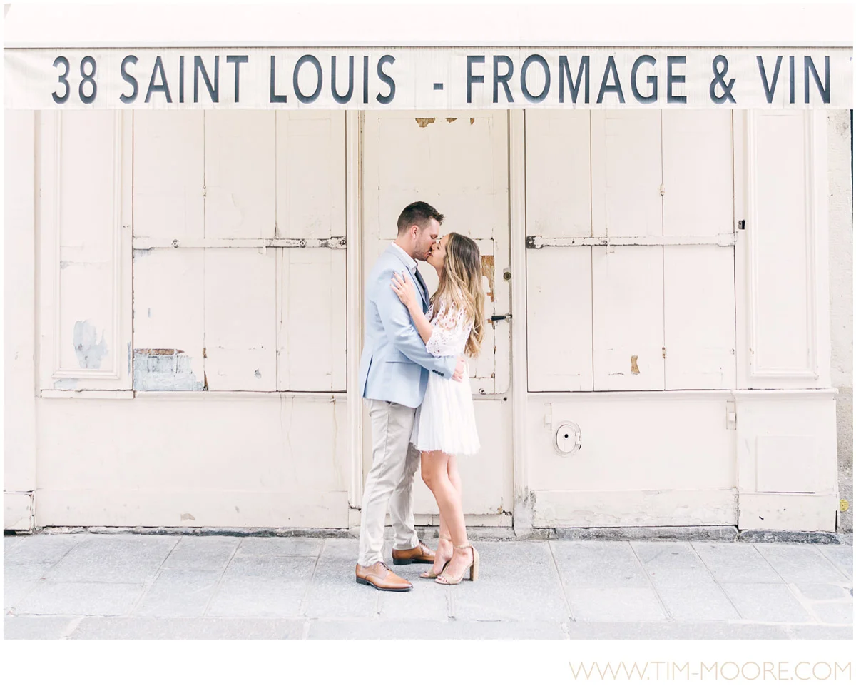 Paris Photographer - Closing our gallery with this romantic and authentic parisian engagement picture