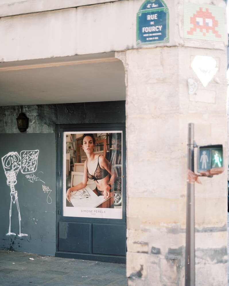 What title would you give to this one? . 
This is quite different from what I usually do, more of a street photography kind of shit. But I was totally attracted by this scene in the Marais, center of Paris.
.
#pariscorner #parisphotography #paris #ca