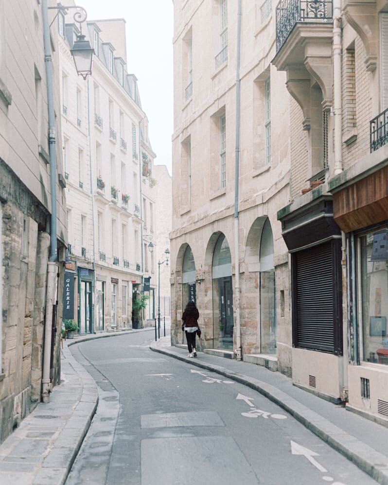 Morning Stroll
.
.
#parisphoto #parisphotography #parisphotographer #parismonamour #parisjetadore #pariscorner #photographerinparis #mashpics #passionpassport #street #streetphotography #architecture #parisian #bonjour #topparisphoto #sidewalkerdaily