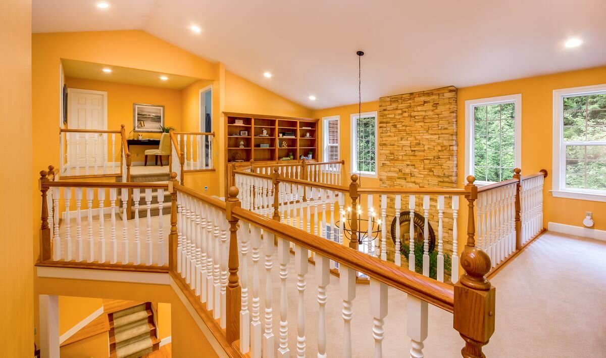  A wonderful second-story cat walk separates the bedrooms into two separate wings and looks over the great room and entry. Offers fabulous space for books, games and family treasures in the two built-in bookcases. 