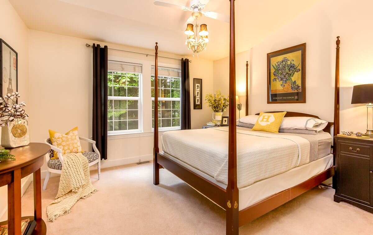  This lovely guest bedroom serenely overlooks the front yard. It features an amply sized closet, large double hung windows and newer light with ceiling fan, and adjoins the guest bath. 