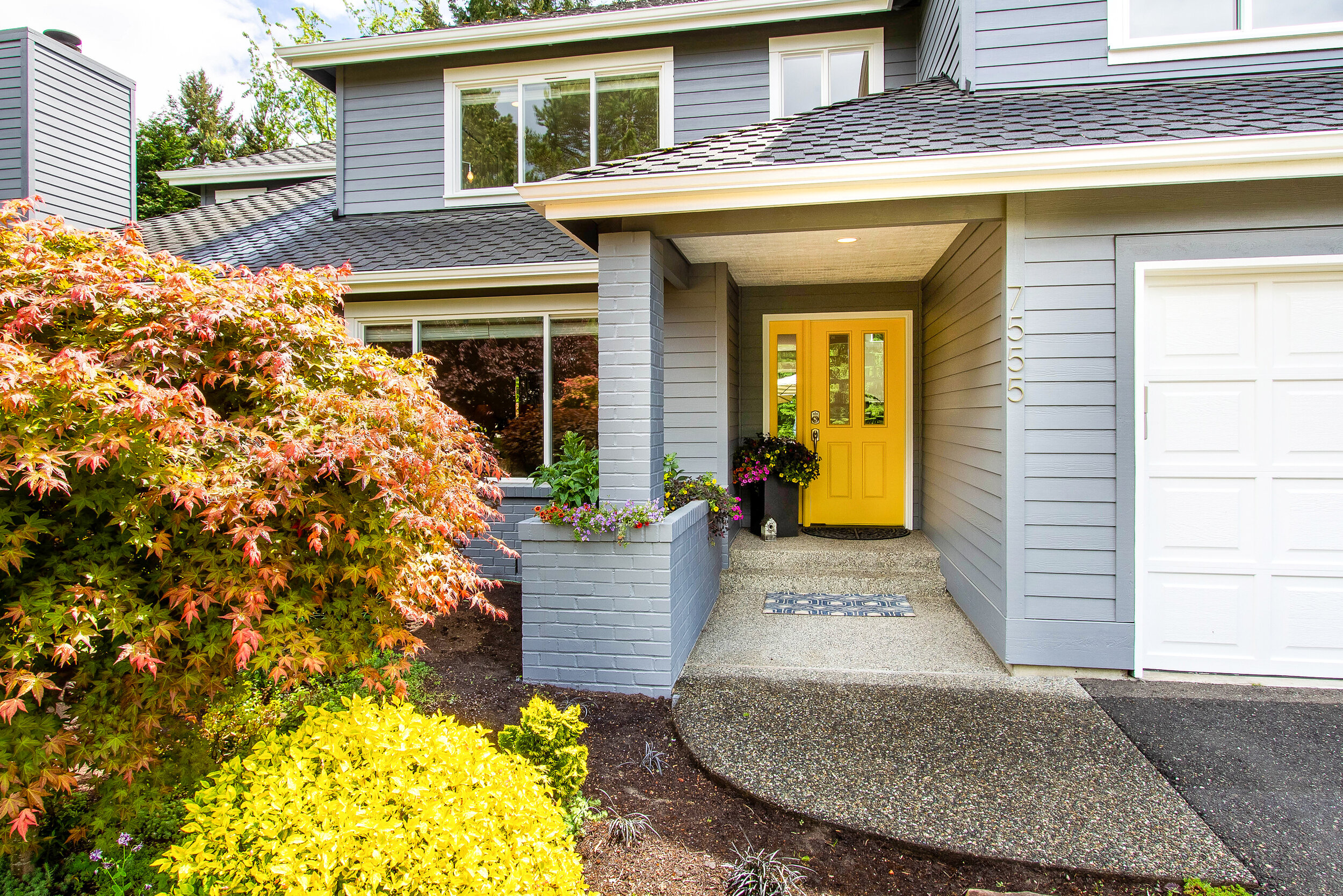  The front entryway welcomes you home with a sunny hello! 