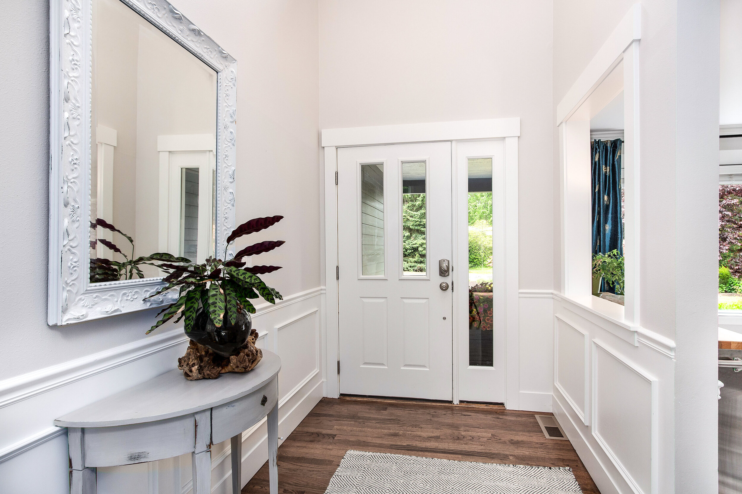  Let the light and bright front entryway welcome you home! 