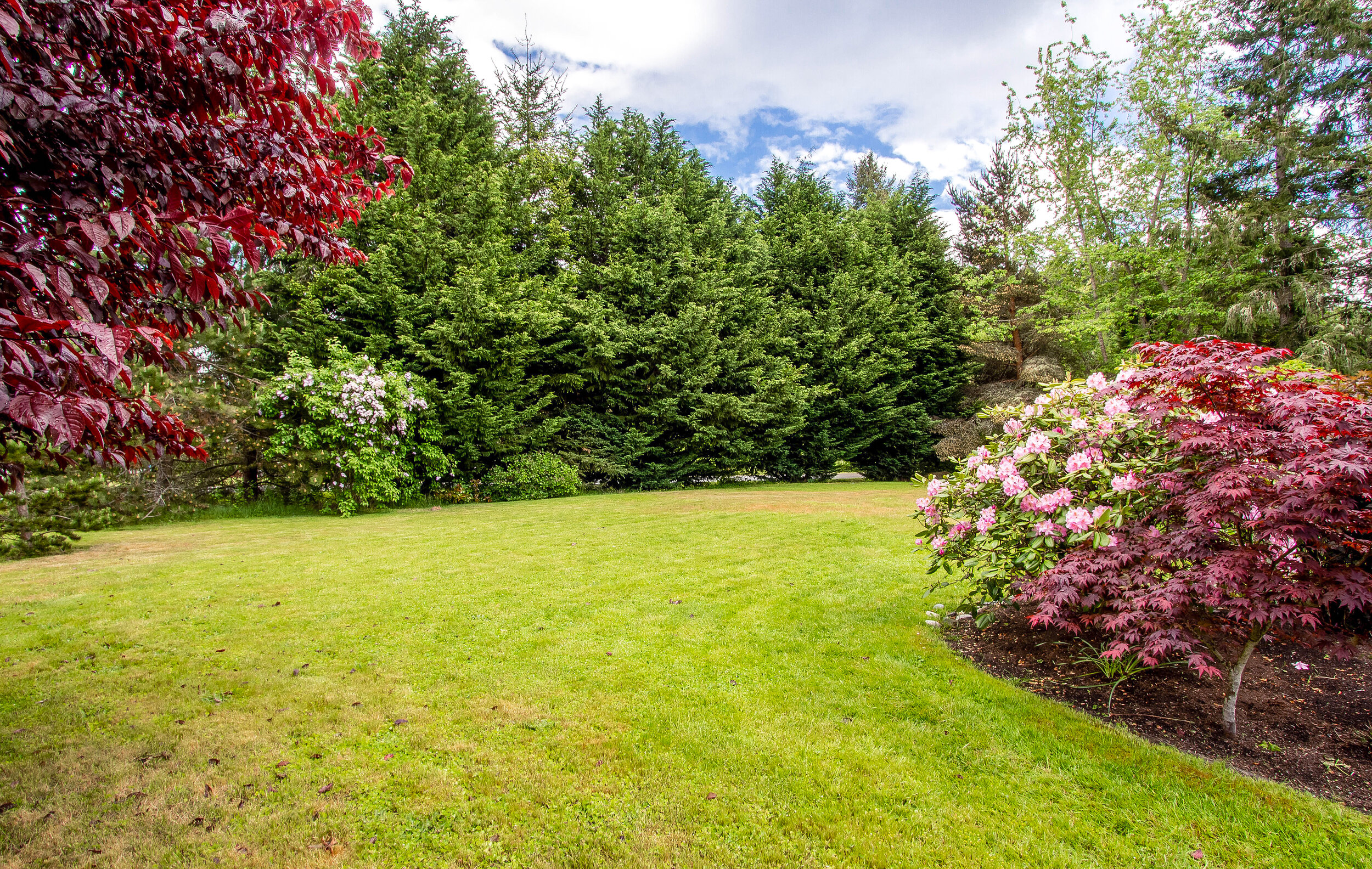 Enjoy spacious lawns and lush landscaping throughout the property.&nbsp; 