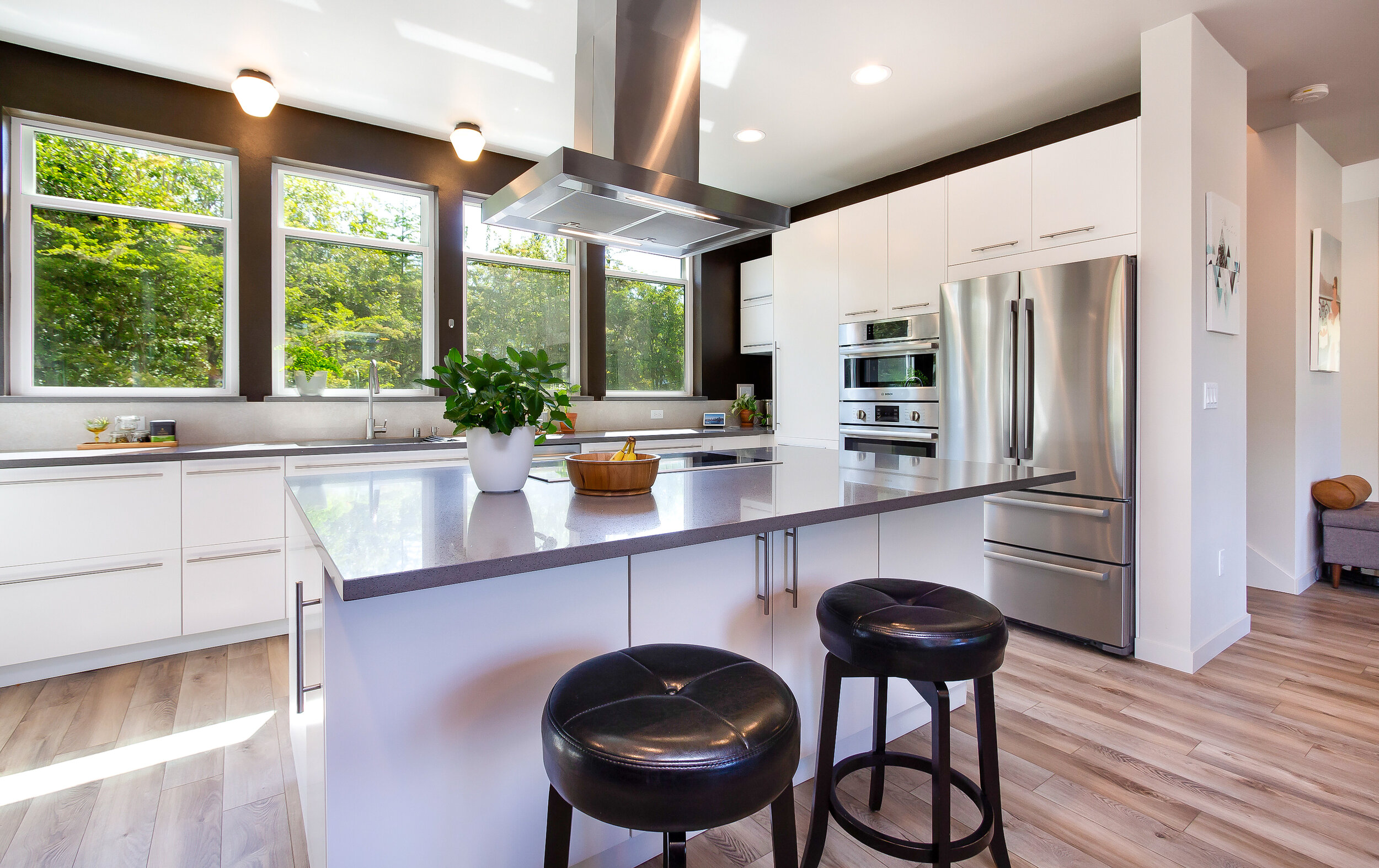 Located at the heart of the home, this light and bright kitchen is fit for entertaining!