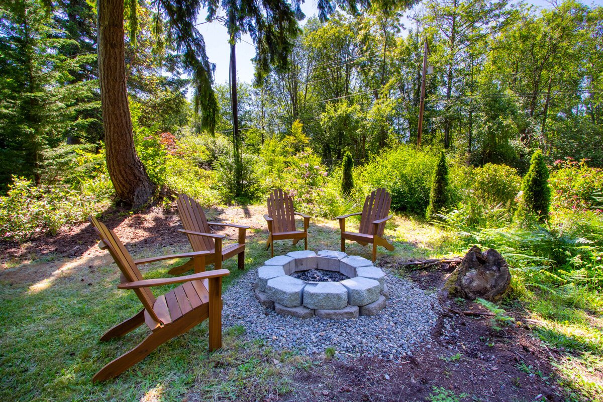 Gather around the firepit for the perfect end to the quintessential summer day, complete with a bonfire and s’mores. 