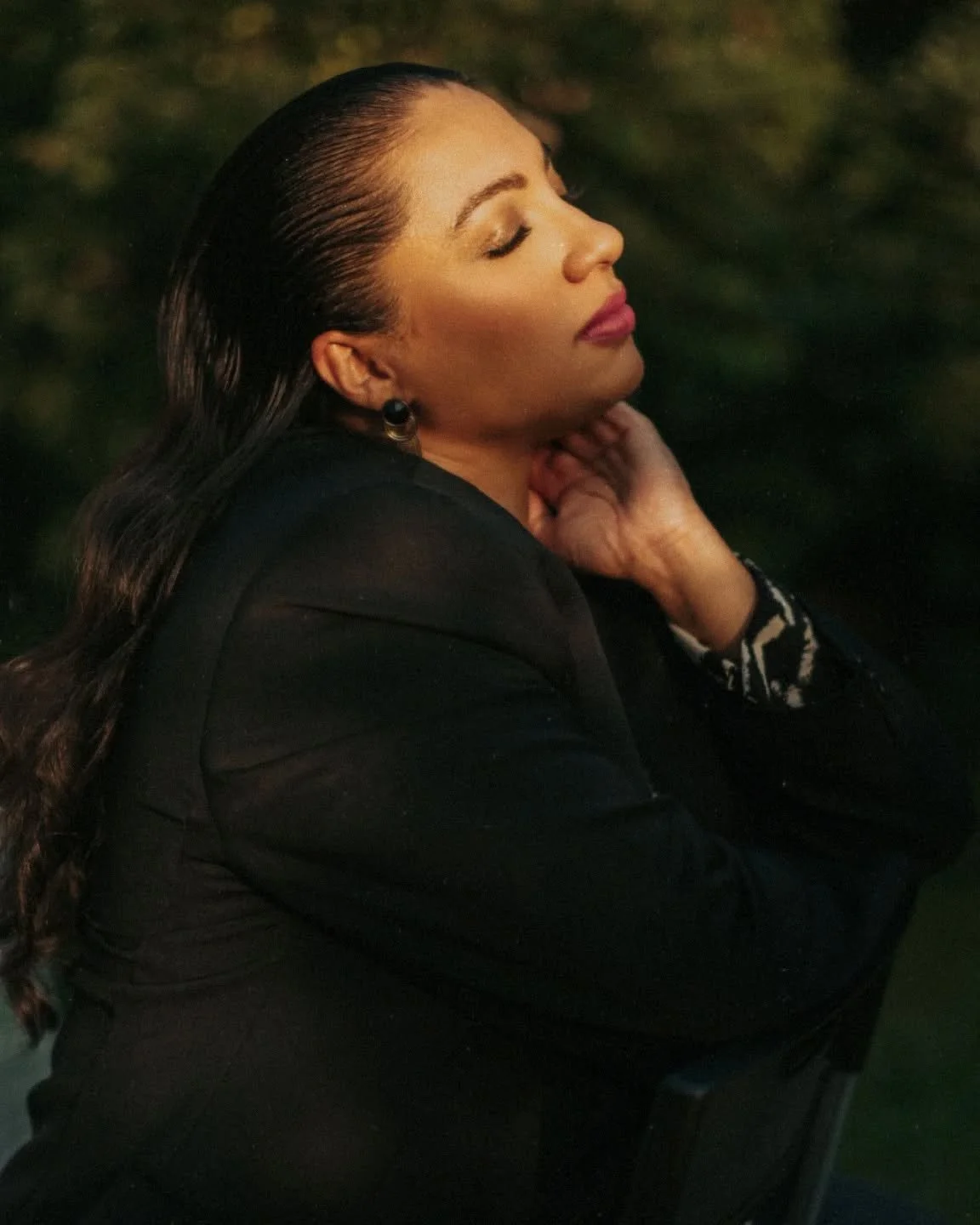 "When the sunlight kisses your face, it's as if the universe is reminding you that you, too, are made of light."

.
.
@fujifilmx_ca @fujifilmx_us #fujifilmxt4 #23mm #chasinglight #portrait #photography