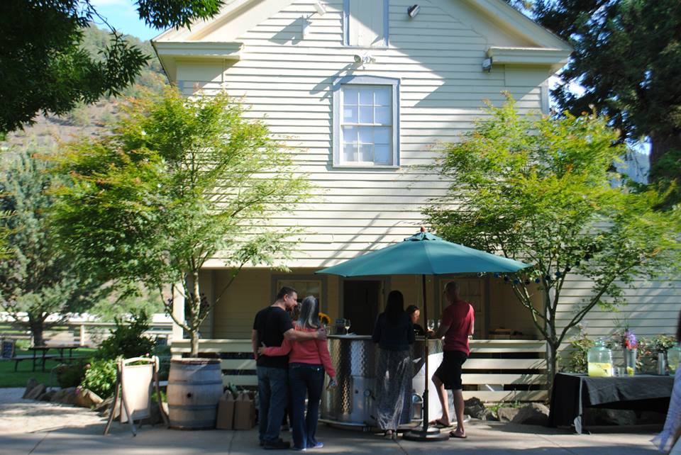 ROAM THE ROGUE - Seven Wineries, One Day - What to do in Southern Oregon - Things to do - Wine Tasting - Upper Rogue Wine Trail - Del Rio Vineyards