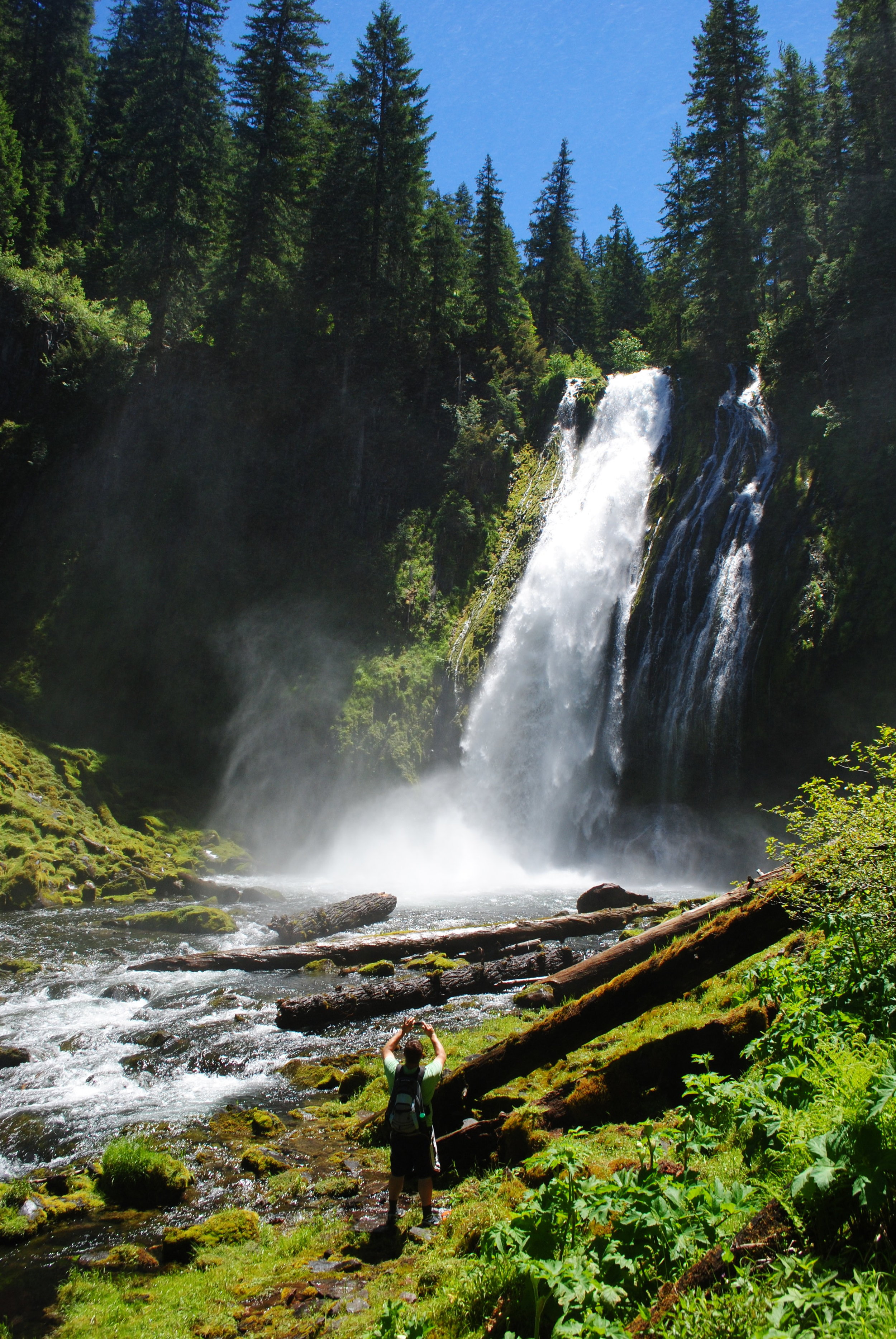 FOUR WATERFALLS, ONE DAY - HIKING ADVENTURES WITH KIDS - What to do in Southern Oregon - Things to do - Douglas County - Lemolo Falls