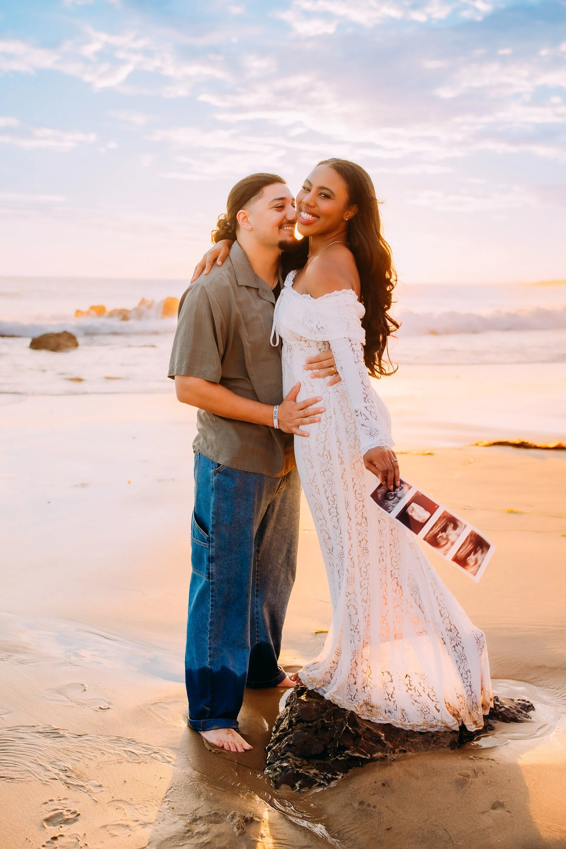 newport-beach-expecting-couple-beach.jpg