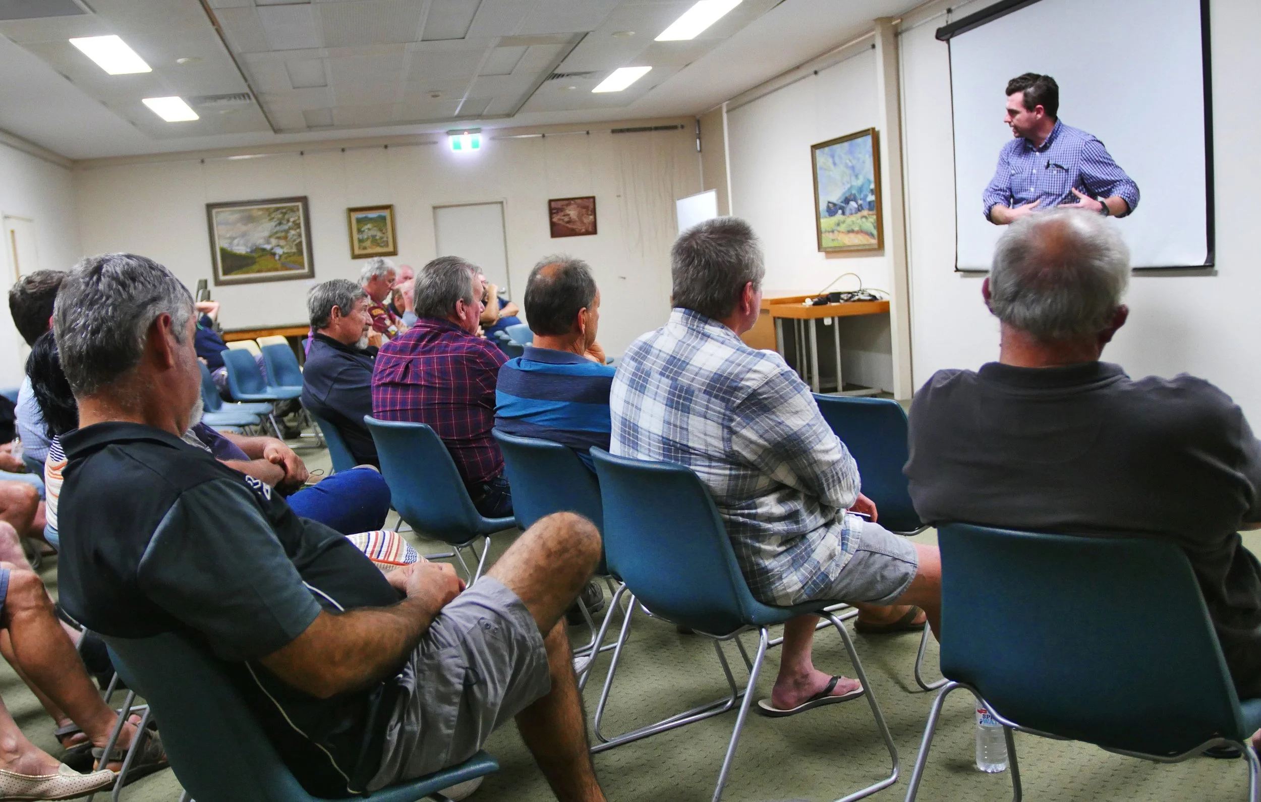 Dr John Pickering, project leader of Project Cane Changer, spoke to more than 30 cane growers from the Innisfail region at a meeting in Mourilyan recently.