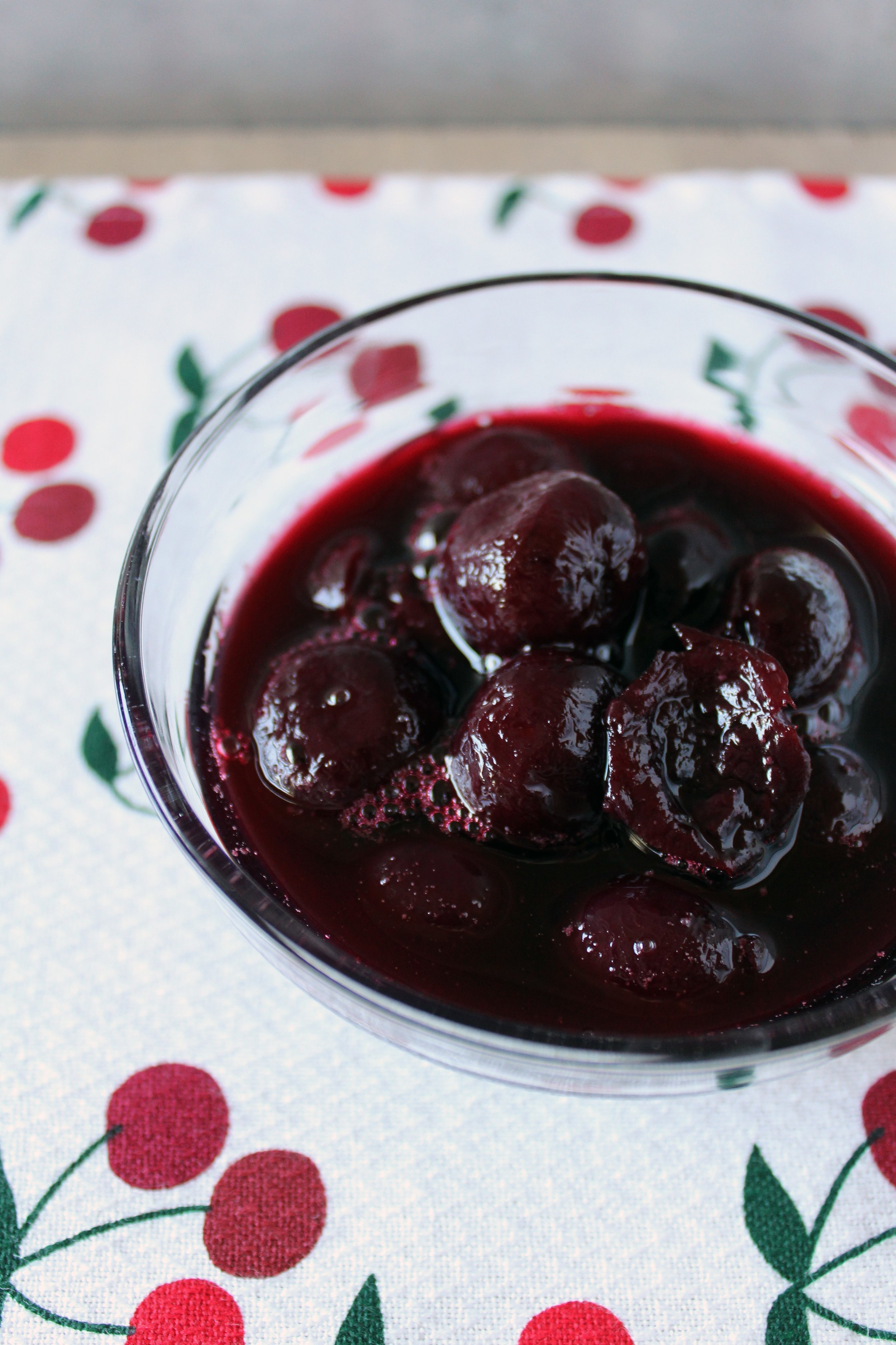 Ciliegie in Vino Rosso con Panna Montata (Cherries in Red Wine with