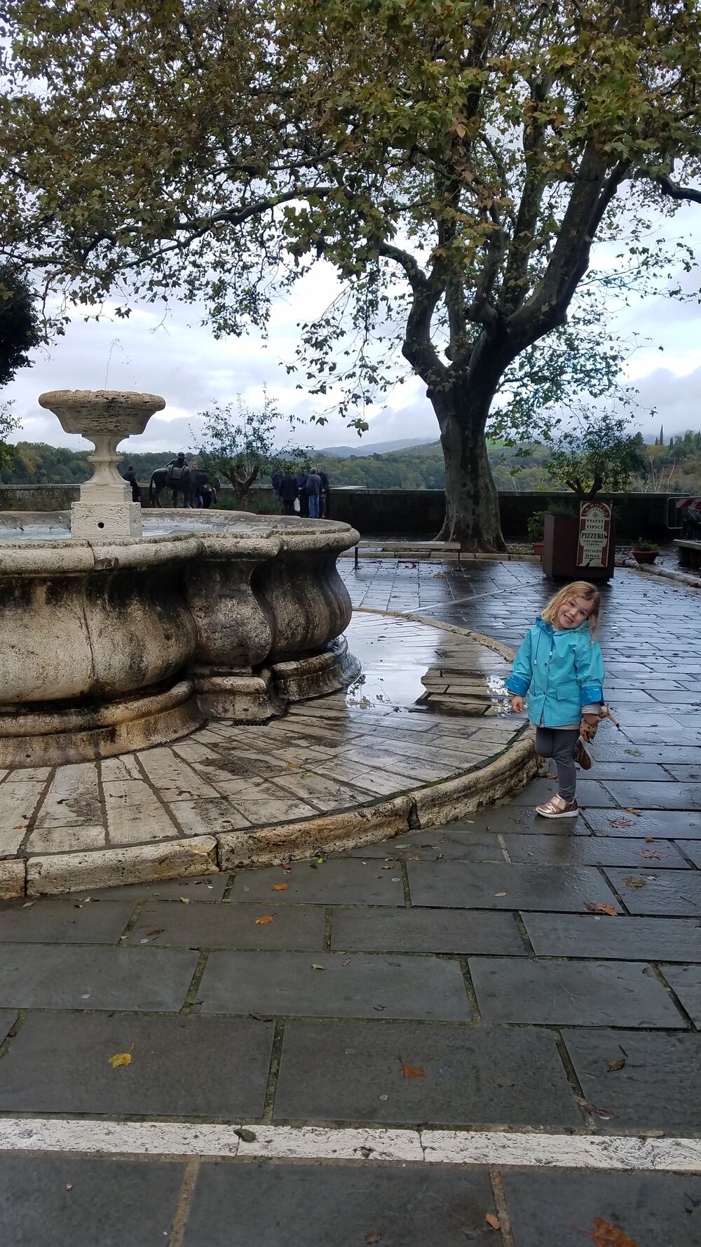 Piazza Fortezza fountain