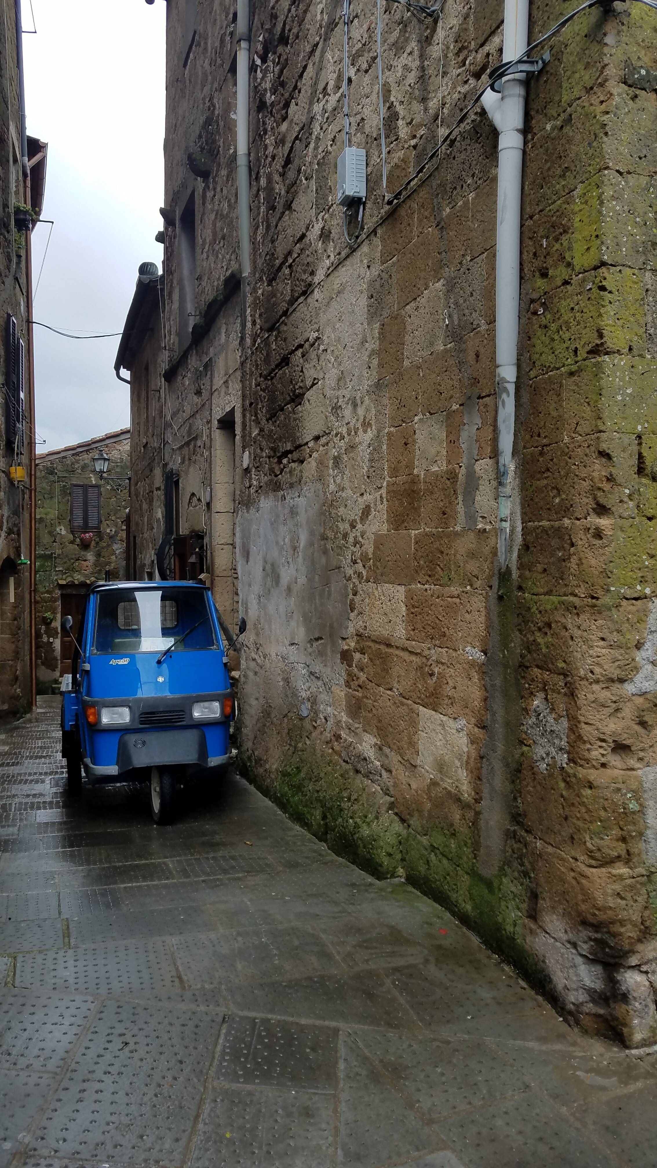 Blue Ape in Pitigliano