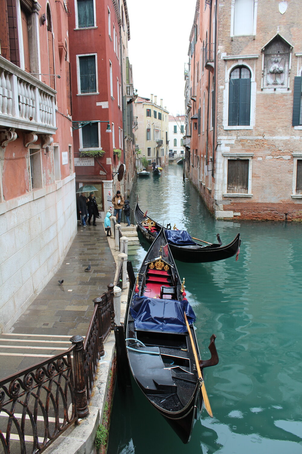 Parked gondolas 