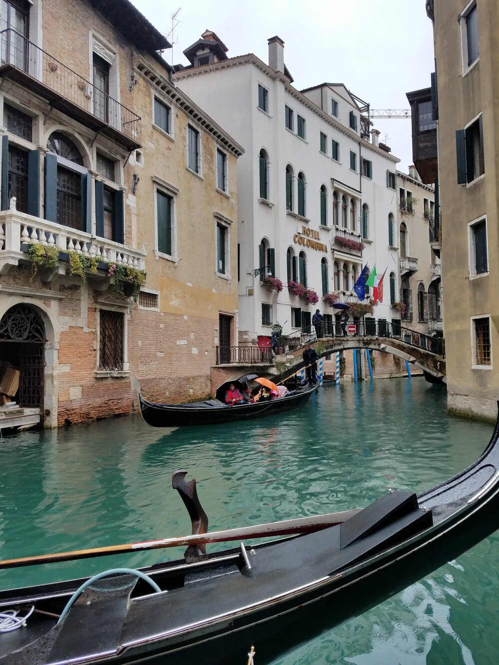 The ladies in this gondola where all singing :)