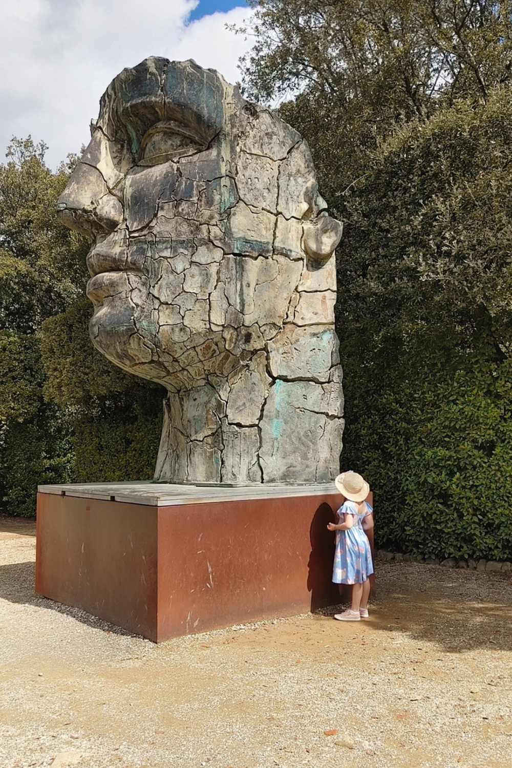 Ghiacciaia Statue with my little lady :)