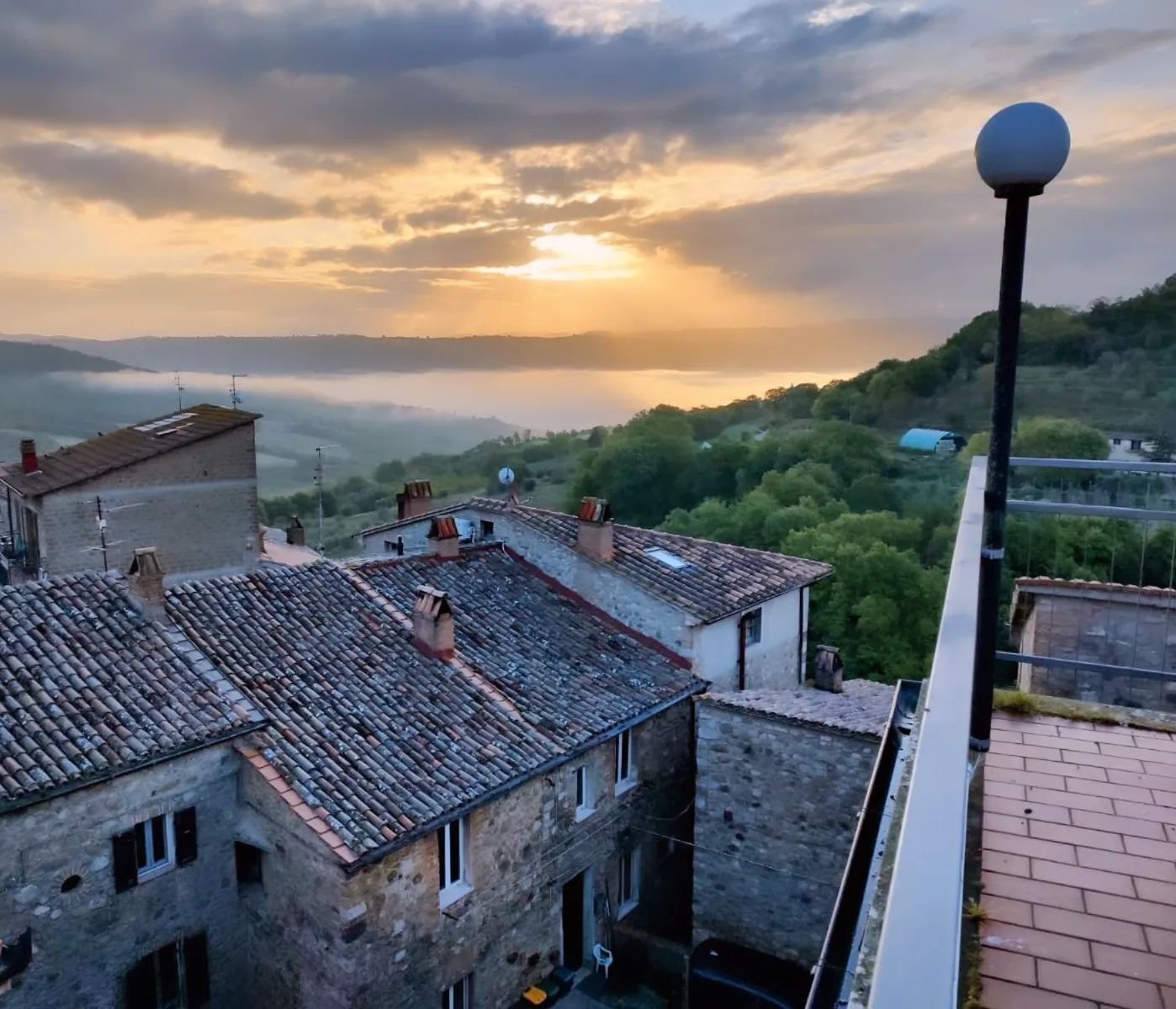 Magical sunrise from our terrace 😍✨
.
.
.
.
#dreamingofitaly #italiandreams #mydream #sunriseinitaly #sunrise #alba #sunriseinumbria #umbria #umbriaitaly #umbriaitalia