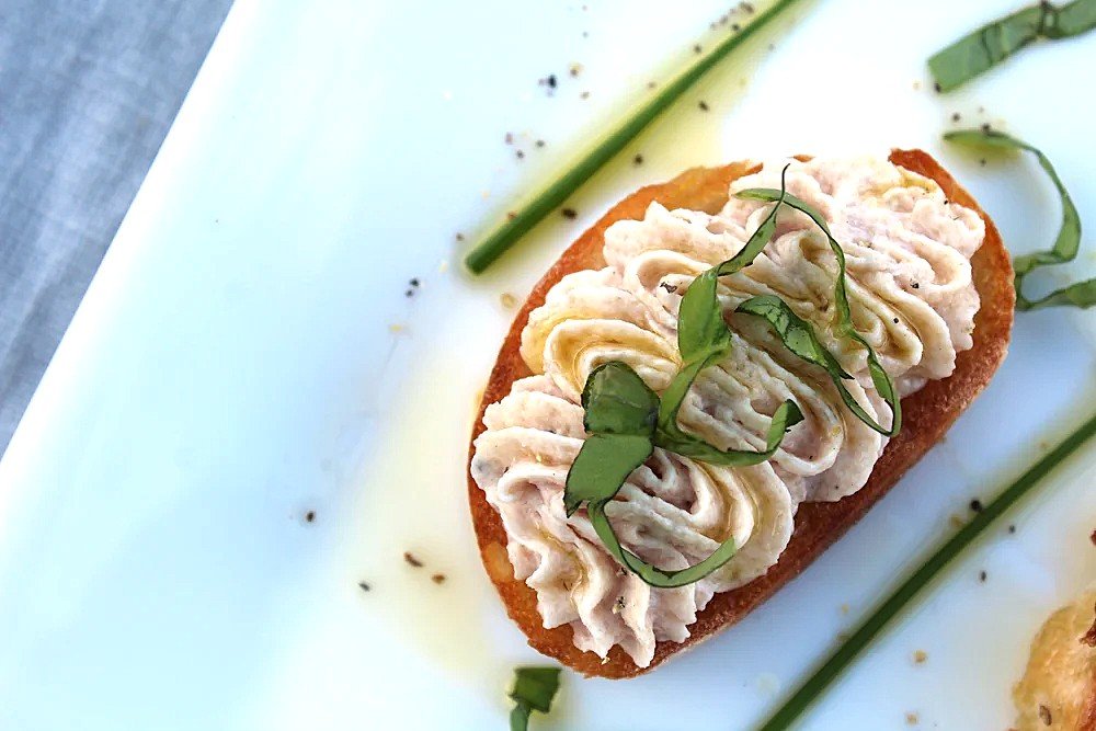 5 Simple and Delicious Holiday Crostini Recipes #1