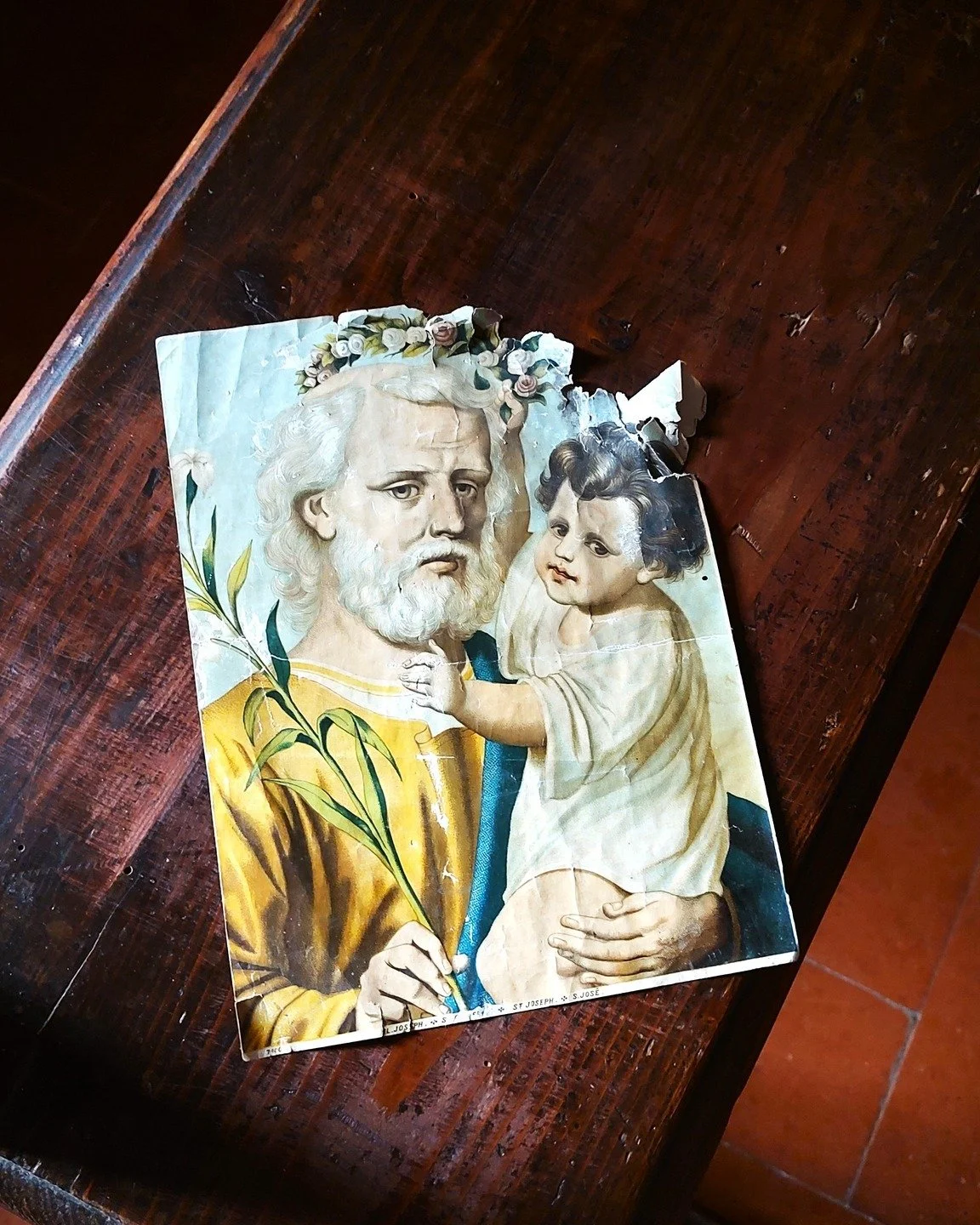 When you see something like this just sitting in an empty church on an empty pew don't you just have to photograph it :)
.
.
.
#italiandetails #italianchurches #churchesinitaly #italianmemories #italianmoments #thisisitaly #italy #italia #italianperf