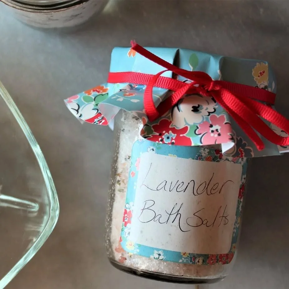 Looking for something fun to make for your lady friends this Galantine's?🥰 These lavender bath salts are sweet and thoughtful and they smell amazing! Plus they are super easy to put together. Copy and paste the link below for the recipe or search my