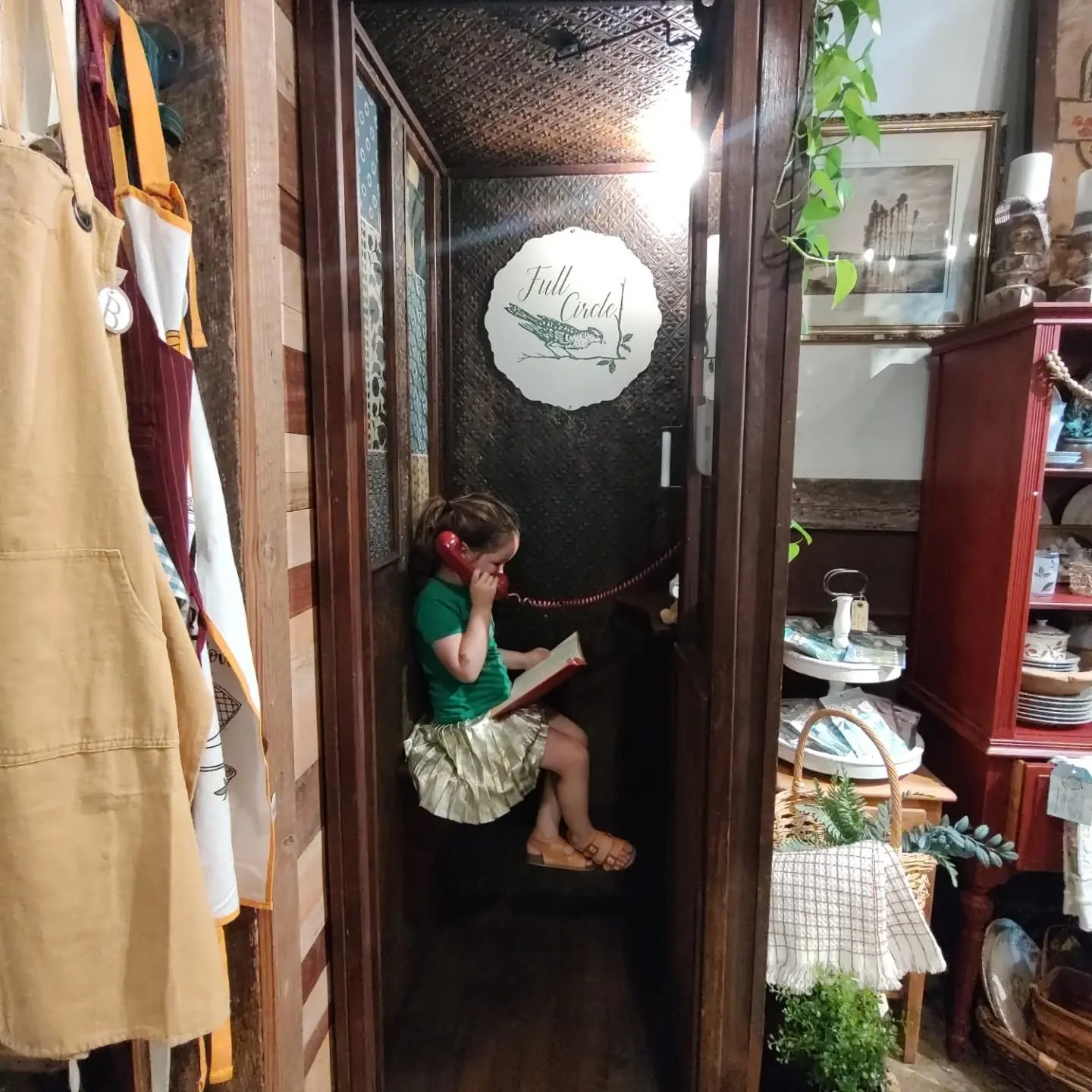 Such a happy little corner at one of our favorite places 🥰 Old phone booths are the best!!
@fullcirclevintagemodernmarket