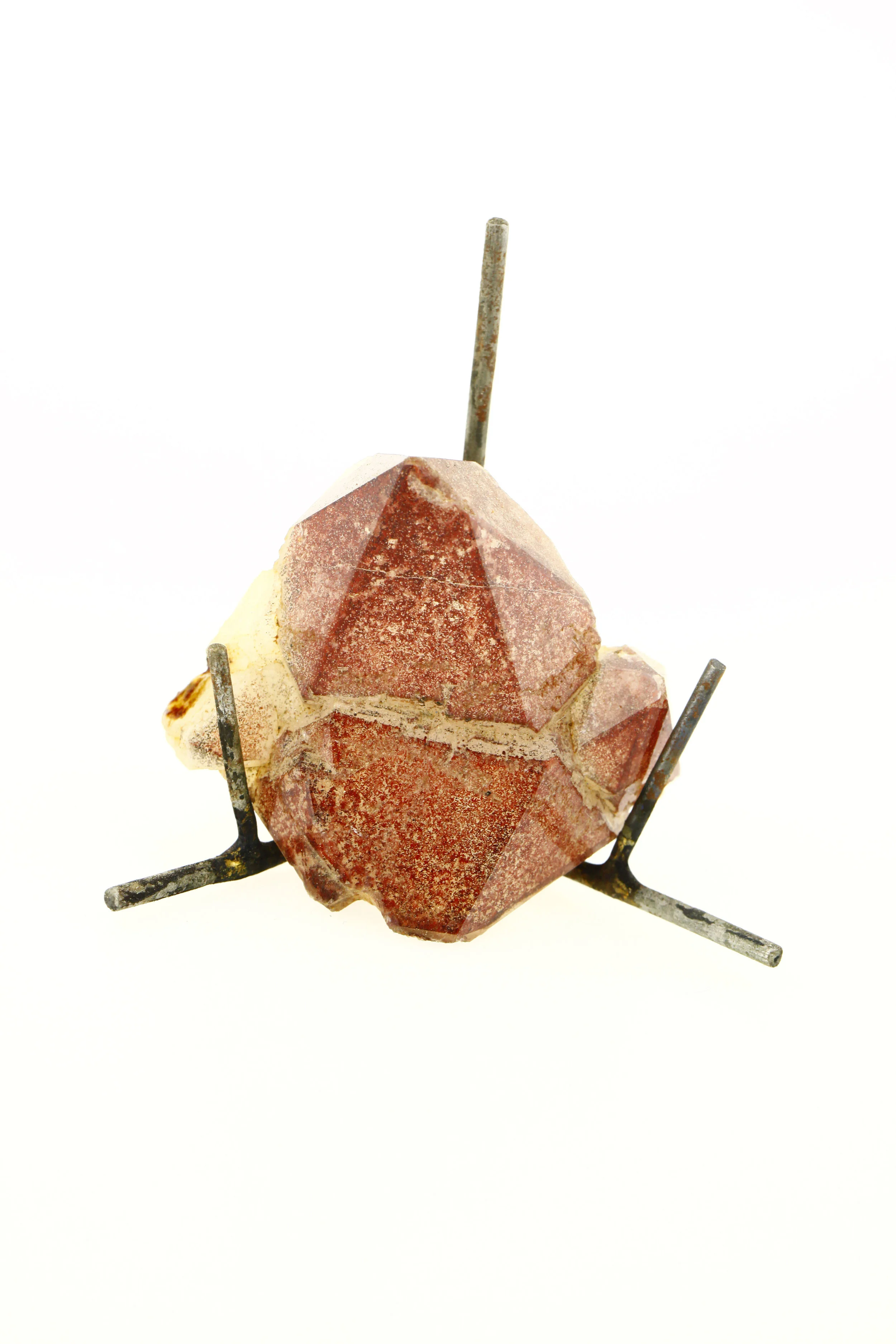  Item-39, 2014  iron, brass, quartz  10 × 8 × 6 cm  A red quartz found in mountain Emei    