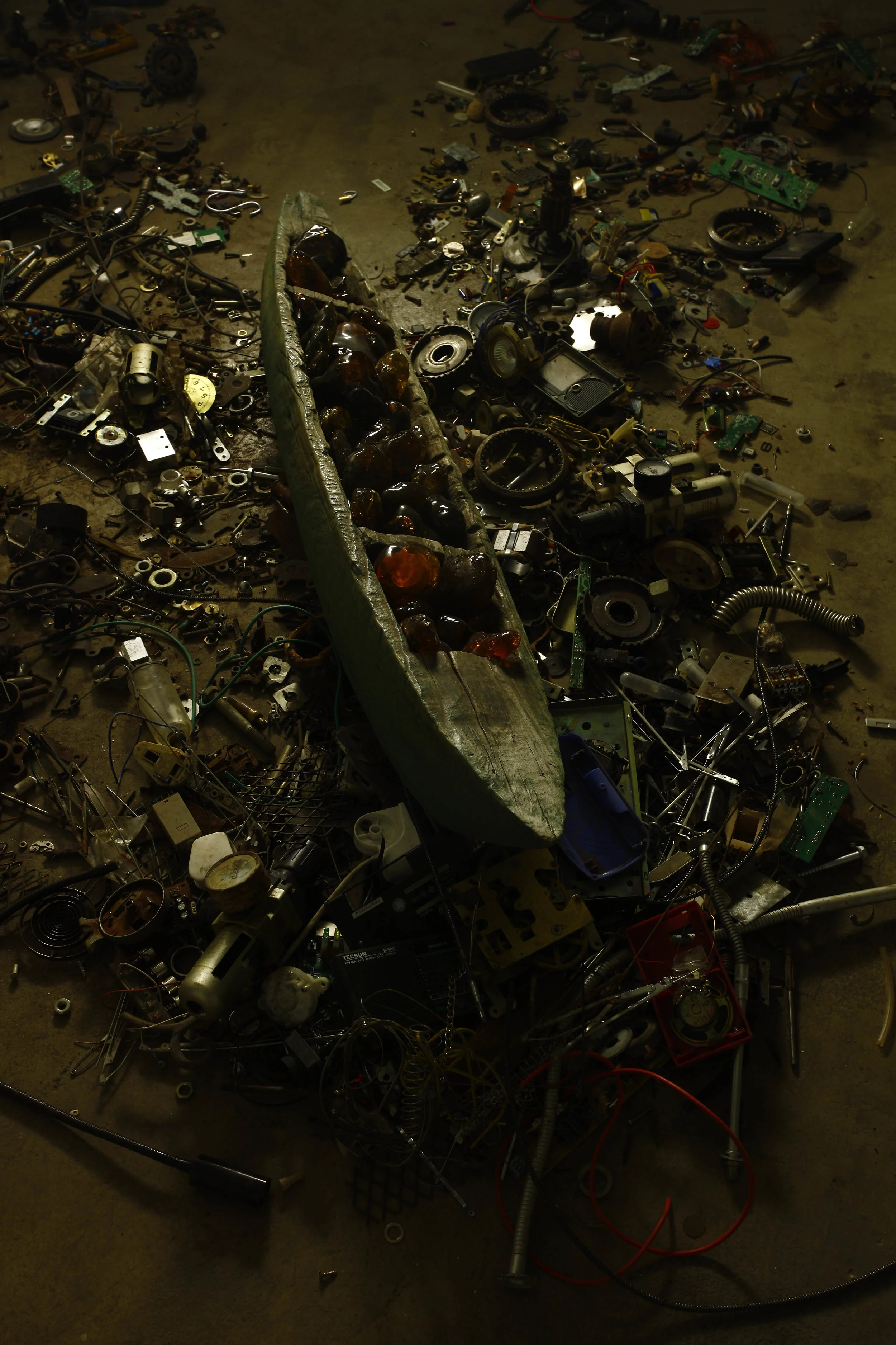  The other side,&nbsp;2016 water color, wood, rosin, found objects 115 x 20 x 20 cm 