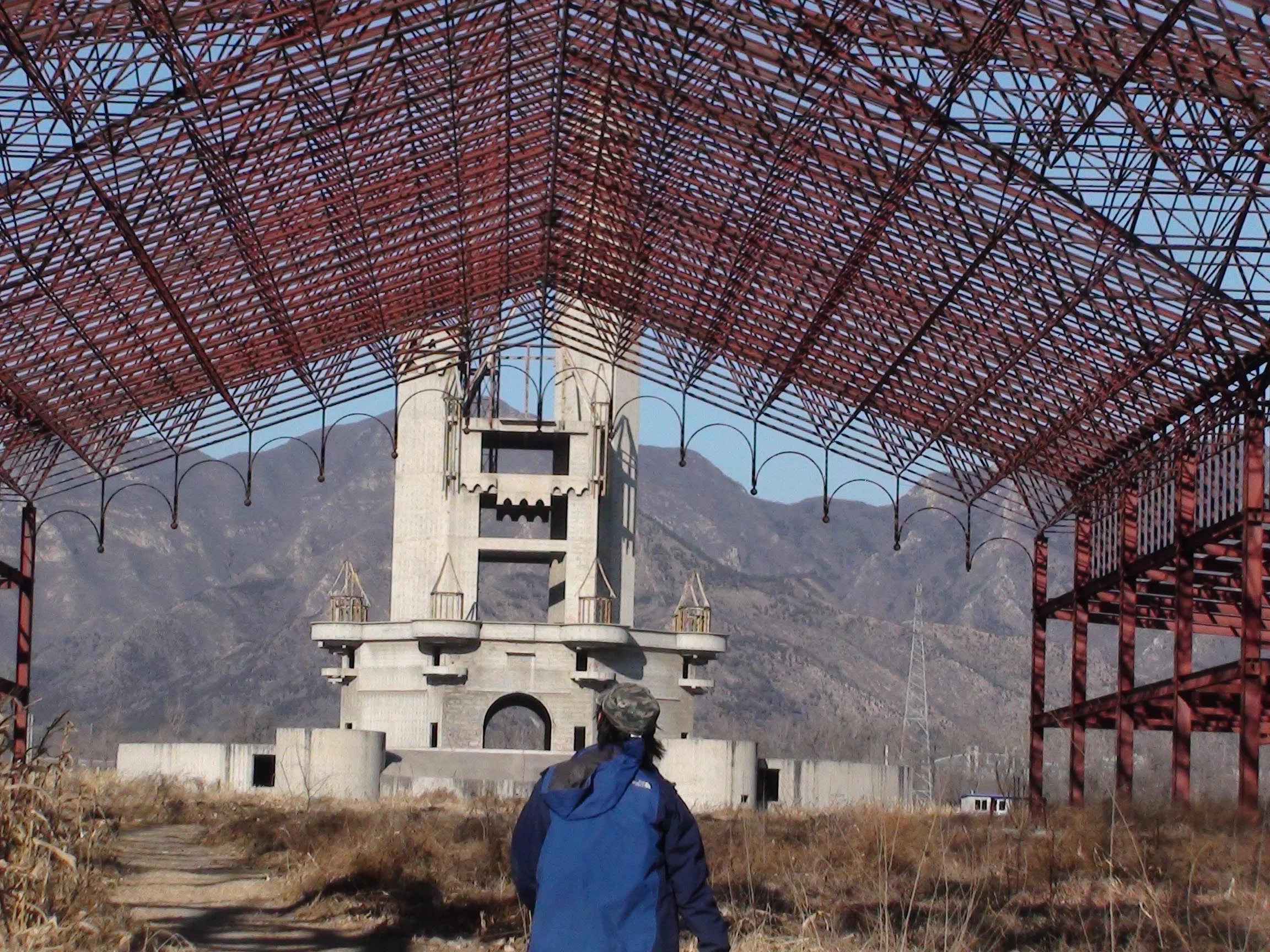  I fall into the basement of the castle and found my first skull, which was made into a puppet later. 
