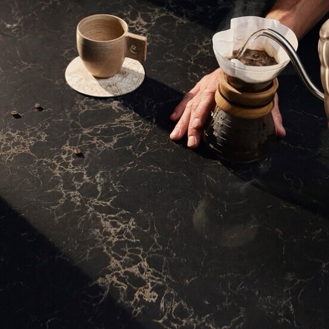 P&aring; med mer kaffe s&aring; tar vi oss igenom den h&auml;r regniga fredagen. ☕️

#caesarstone #vanillanoir