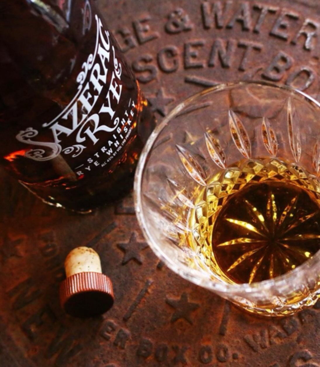 Historien om Sazerac Rye b&ouml;rjar p&aring; 1850-talet d&aring; USA:s f&ouml;rsta namngivna cocktail skapas i New Orleans. En Sazerac Cocktail blandades initialt av absint, cognac fr&aring;n franska Sazerac-de-Forge et Fils, Peychaud&rsquo;s bitter