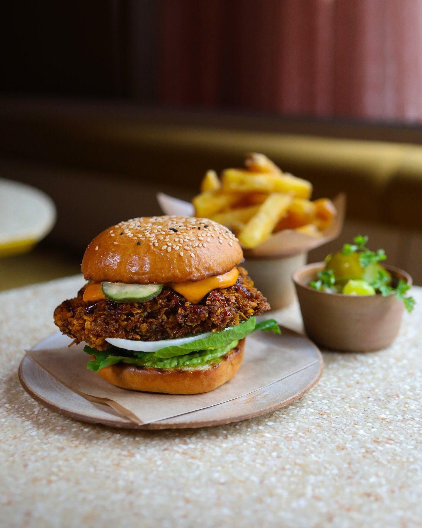 CRISPY CHICKEN BURGER by Burgerdudes!! 🍗🔥

Trots att Stockholm &auml;r en av Europas fr&auml;msta burgarst&auml;der r&aring;der det enligt matrecensenterna @burgerdudes brist p&aring; riktigt bra kycklingburgare i Sverige.

D&auml;rf&ouml;r har de 