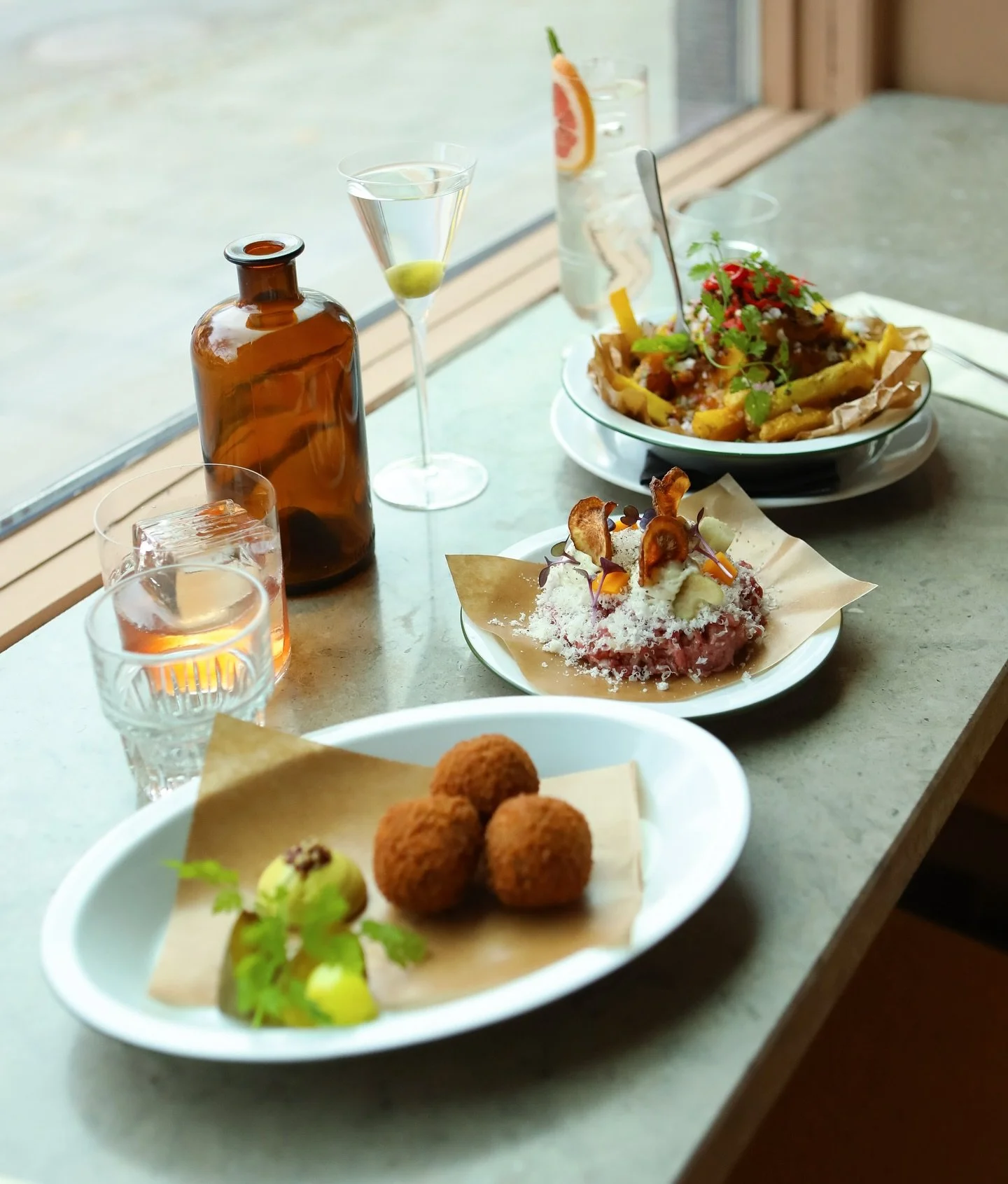 I höst flyttar @pomfriterie in hos @brannerian på @stockholmsbranneri !! 
Mellan 1 oktober och 6 december serveras några av Pom Friteries mest populära rätter perfekt matchade med Brännerians drinkar.
Pom Friterie sl