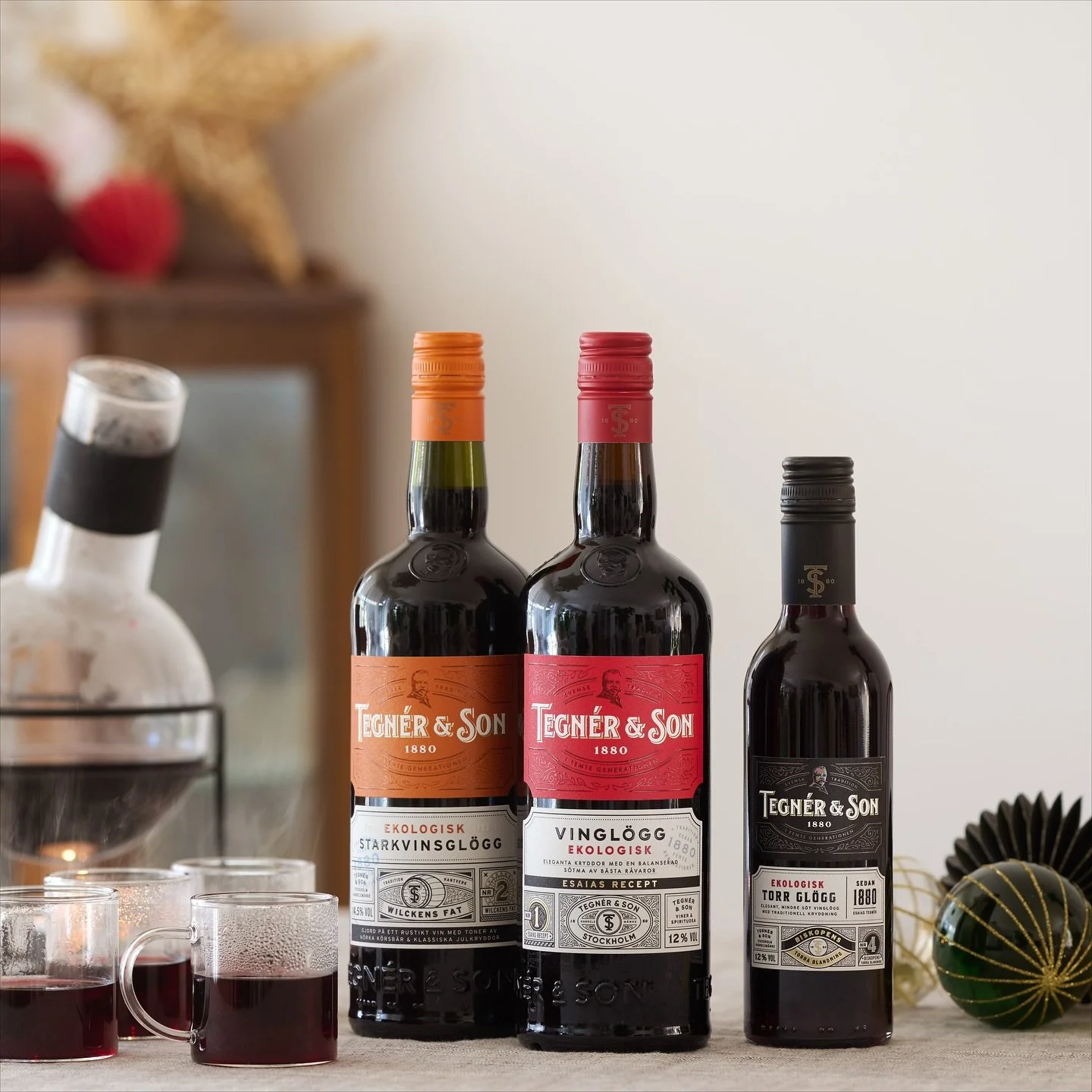 Nyhet för julen 2025! 
@tegnerochson - Sveriges äldsta glögg med anor från 1800-talet, fortsätter att förnya sin klassiska dryck. I år lyfts smaken av ett fylligt och fruktigt Merlot-vin från Sydfrankrike, n