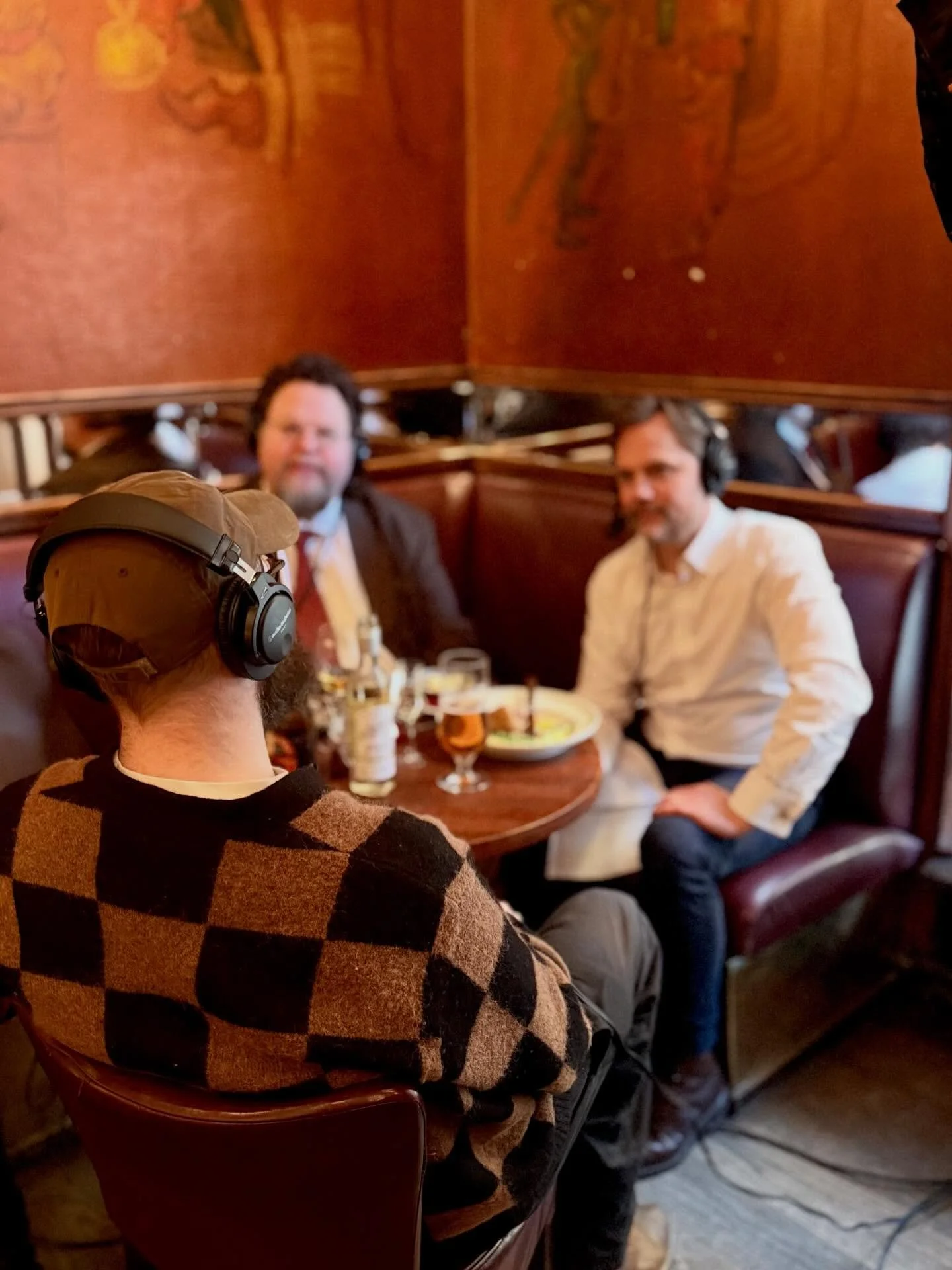 Nytt avsnitt av &rdquo;Edward Bloms Sm&ouml;rg&aring;sbord&rdquo; ute nu! 🎧
G&auml;st &auml;r bartendern och legenden @emilareng 

I detta avsnitt pratas det om isterband, svensk sprithistoria, lite snus och ett g&auml;stspel i Stockholm 18/3 som du