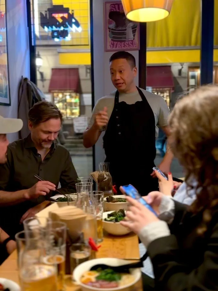 Smygstart av Ramen Days!✨

En Tokyoinspirerad vandring i den ljumma Stockholmskv&auml;llen. 3 stopp, 2 Ramen, 8 glada mat&auml;lskare och h&auml;rligt kall &ouml;l. Kan det bli b&auml;ttre?

Inf&ouml;r eventet Ramen Days fick vi en f&ouml;rsmak av de