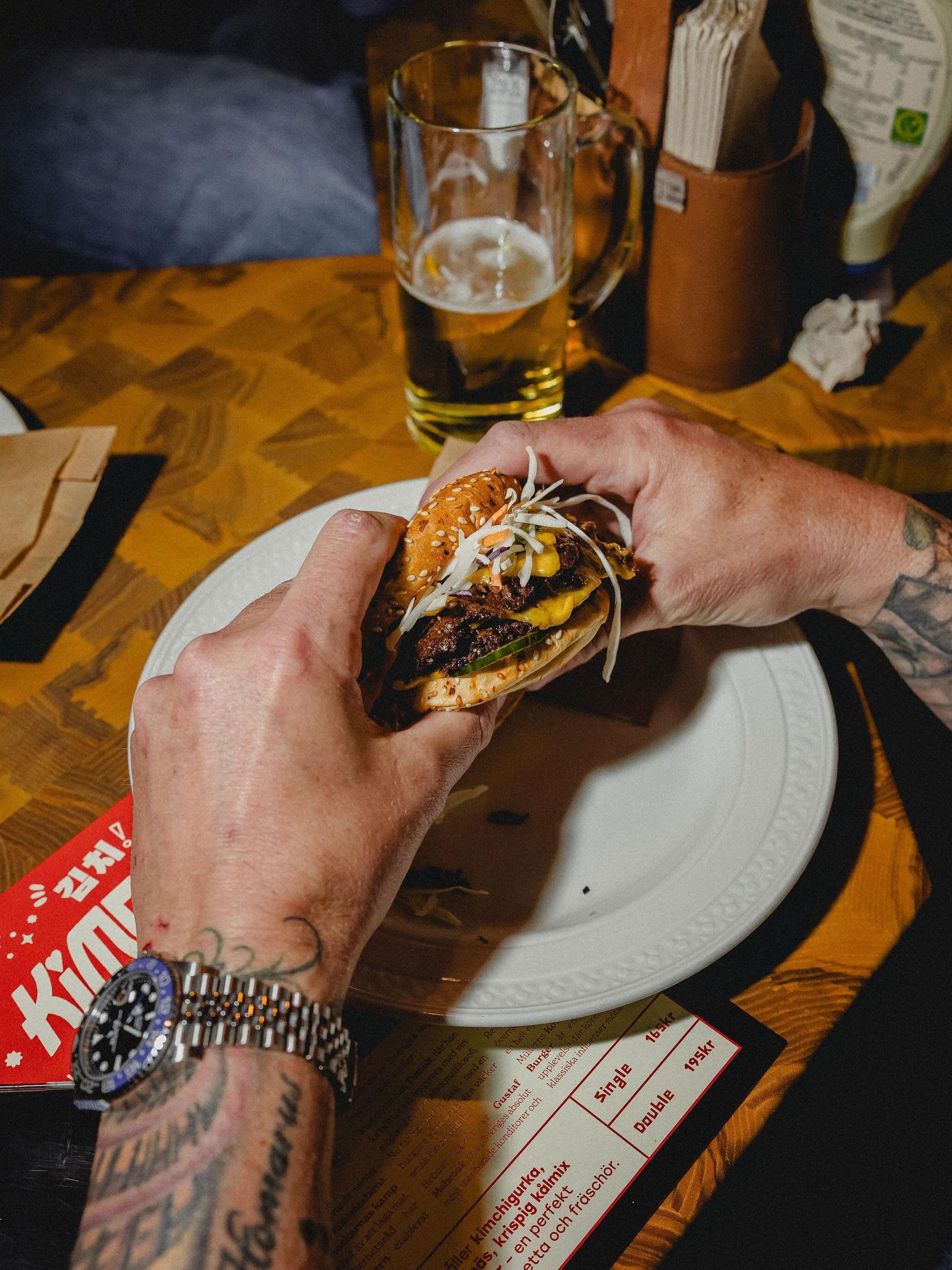 N&auml;r Kimcheseburgaren kom till stan! 🍔

Ig&aring;r var det lansering av @dannemullerns nya signaturburgare p&aring; @barrels.se. En smakbomb med kimchi, gochujangmajonn&auml;s, k&aring;l, ost, en gnutta hetta och br&ouml;d bakat av geniet @gusta