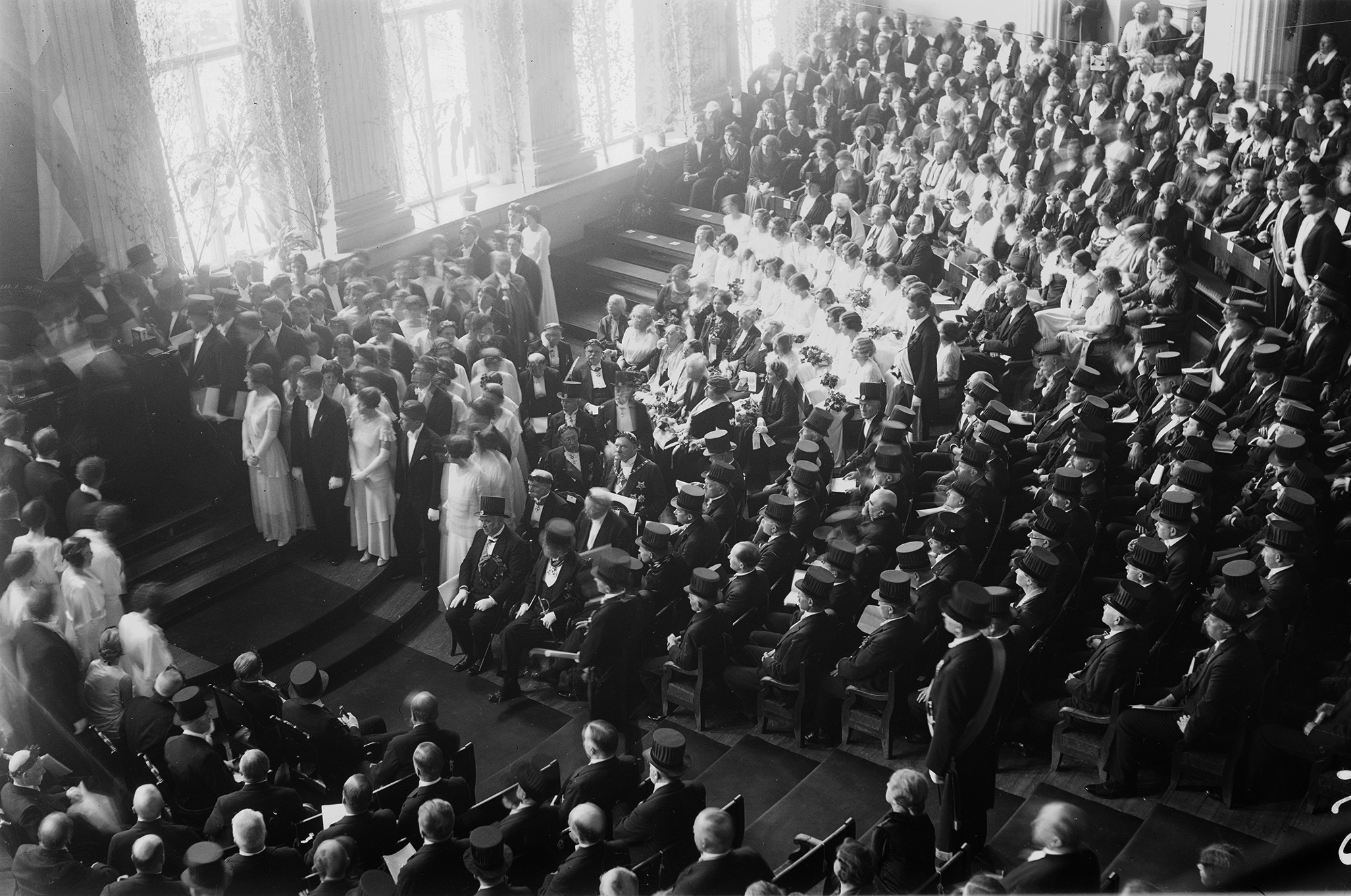 Helsingin yliopiston filosofisen tiedekunnan promootiojuhla yliopiston juhlasalissa 1932. Kuvan keskellä Tasavallan presidentti P. E. Svinhufvud. Kuva: Pietinen Aarne, Pietisen kokoelma, Historian kuvakokoelma, Museovirasto. Helsingfors universitets filosofiska fakultets promotionsfest i universitetets festsal 1932. I mitten på bilden Republikens president P.E.Svinhufvud. Bild: Pietinen Aarne, Pietinens samling, Historiska bildsamlingar, Museiverket Ceremonial conferment of Faculty of Philosophy at the University of Helsinki 1932. In the middle The President of the Republic P. E. Svinhufvud. Photo: Pietinen Aarne, National Board of Antiquities