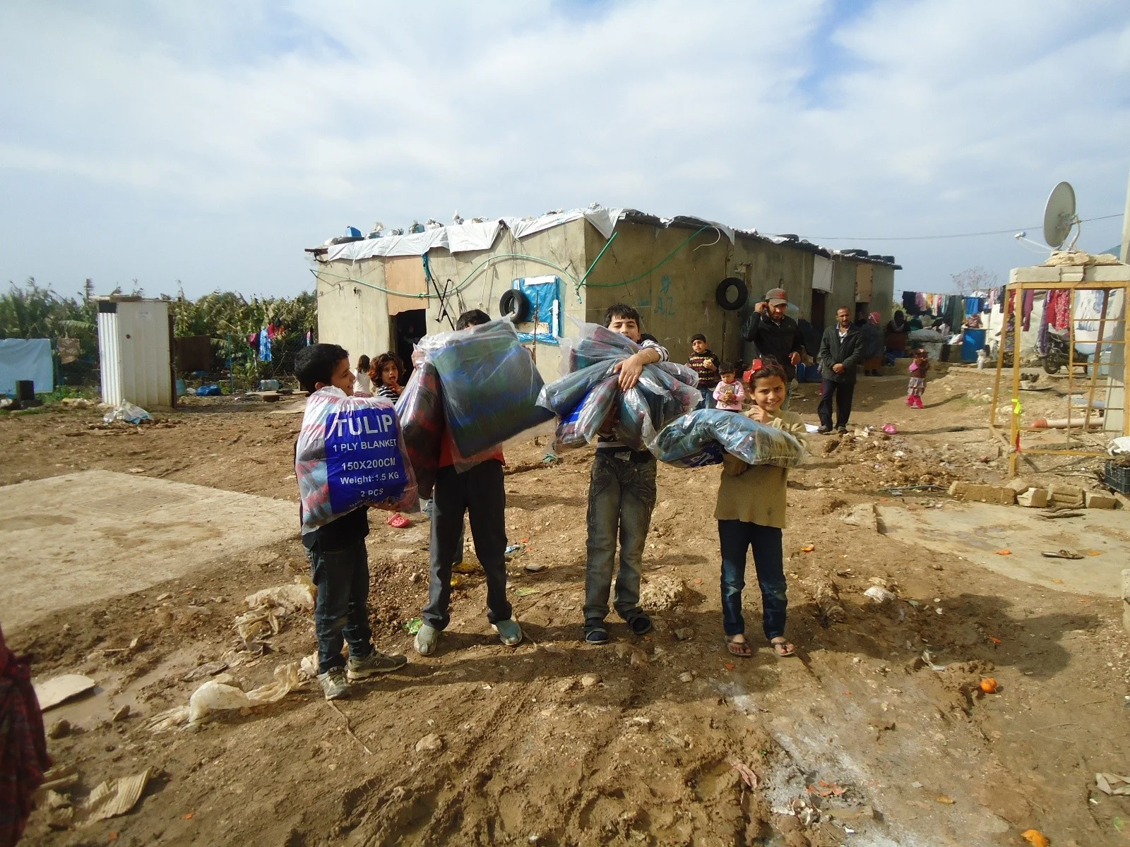 SWISS4SYRIA's blanket distribution before winter