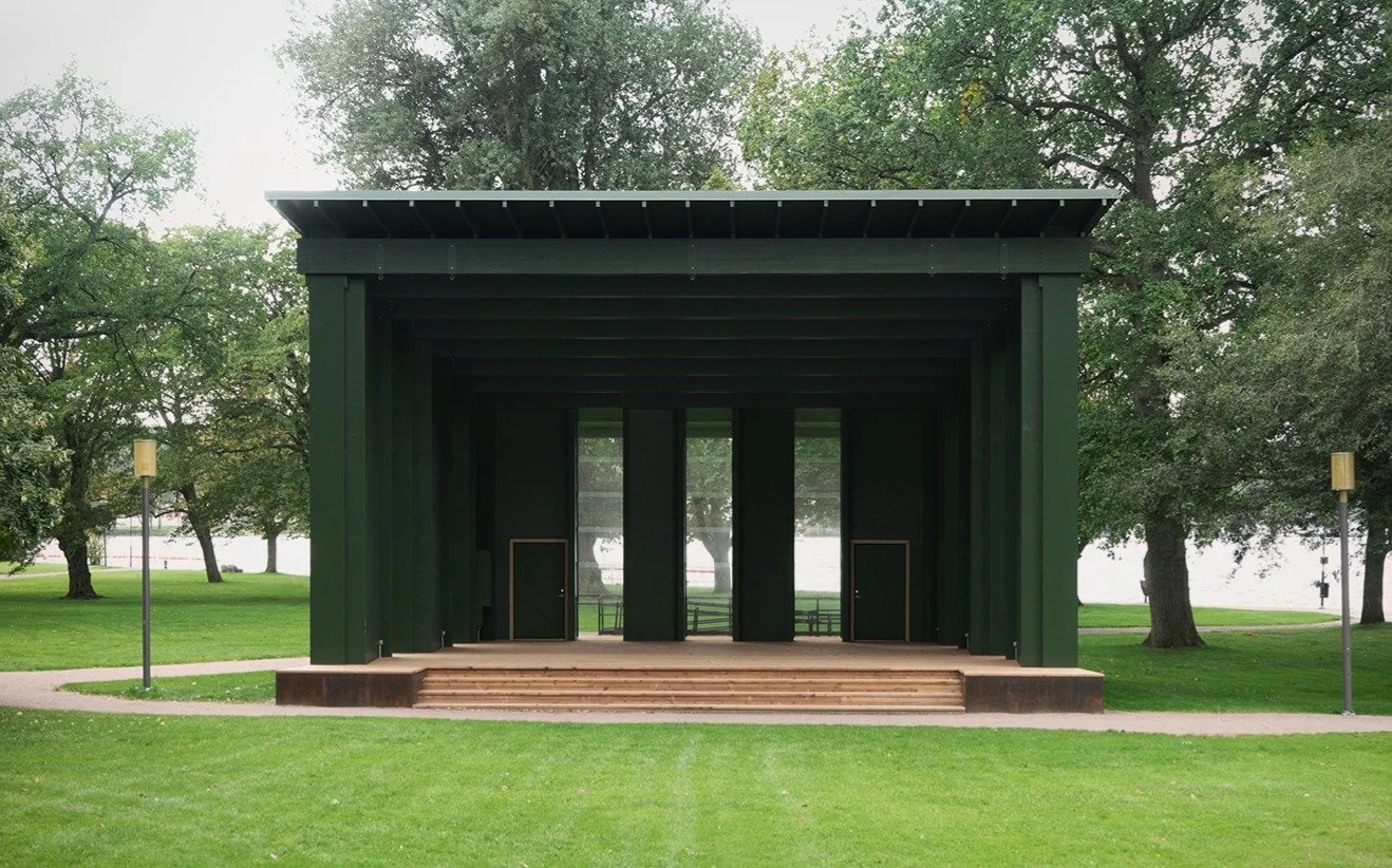 Vi har f&aring;tt &auml;ran att rita en utomhusscen i den vackra stadsparken i Motala. &rdquo;Den gr&ouml;na estraden&rdquo;, som blev det av motalaborna framr&ouml;stade namnet p&aring; scenen, huserar s&aring;v&auml;l akustiska konserter, som rockk