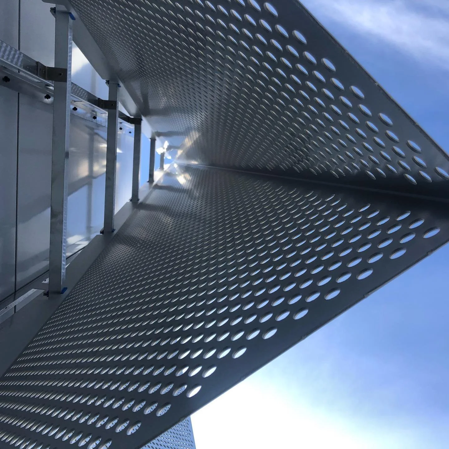 Provmontage fasadpl&aring;tar i nybyggnation p&aring; Nyk&ouml;pings lasarett. Samarbete med Carlsteds arkitekter. #carlstedtark