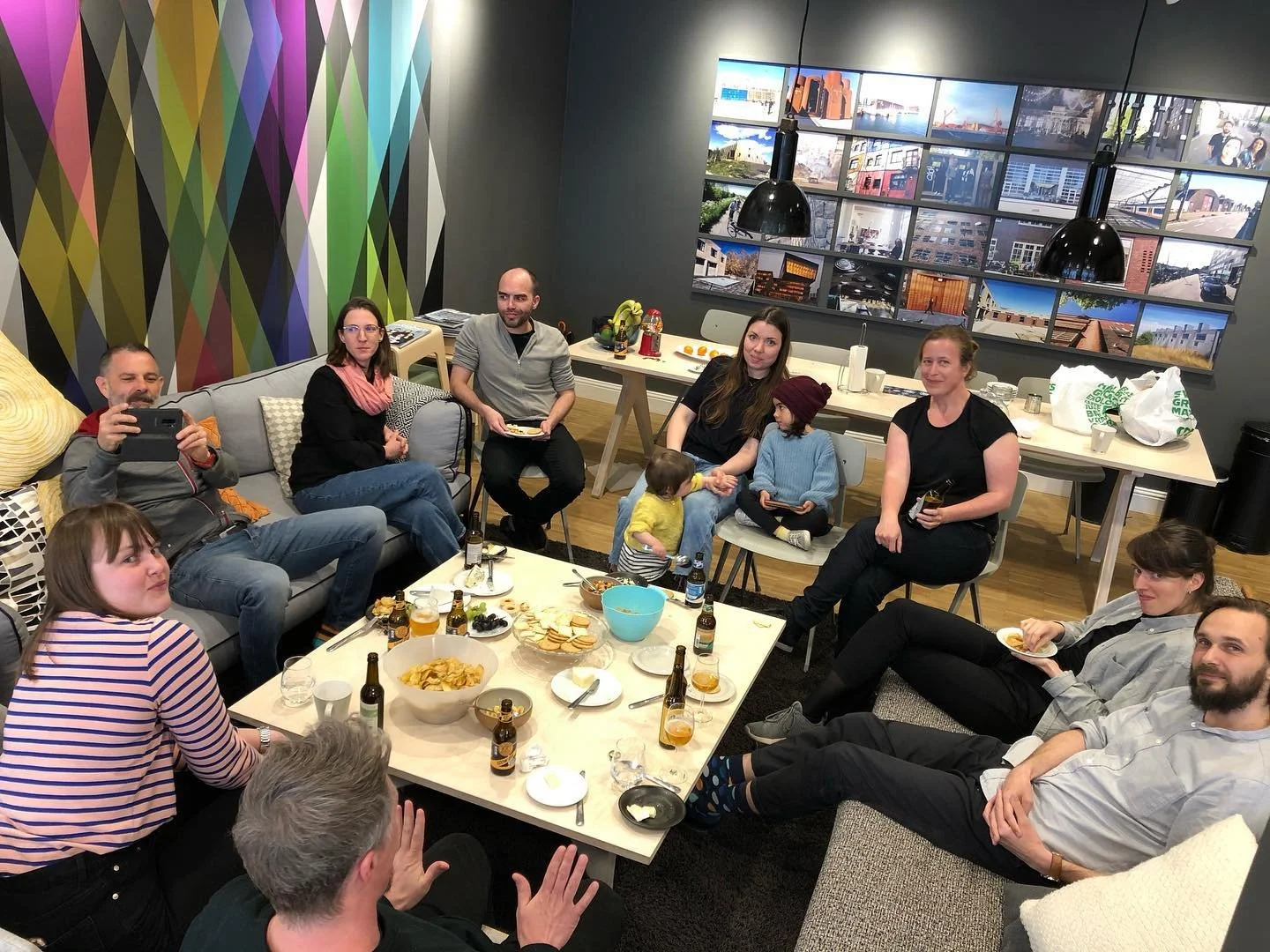 AW p&aring; p&aring; corona s&auml;ker plats, contoret.