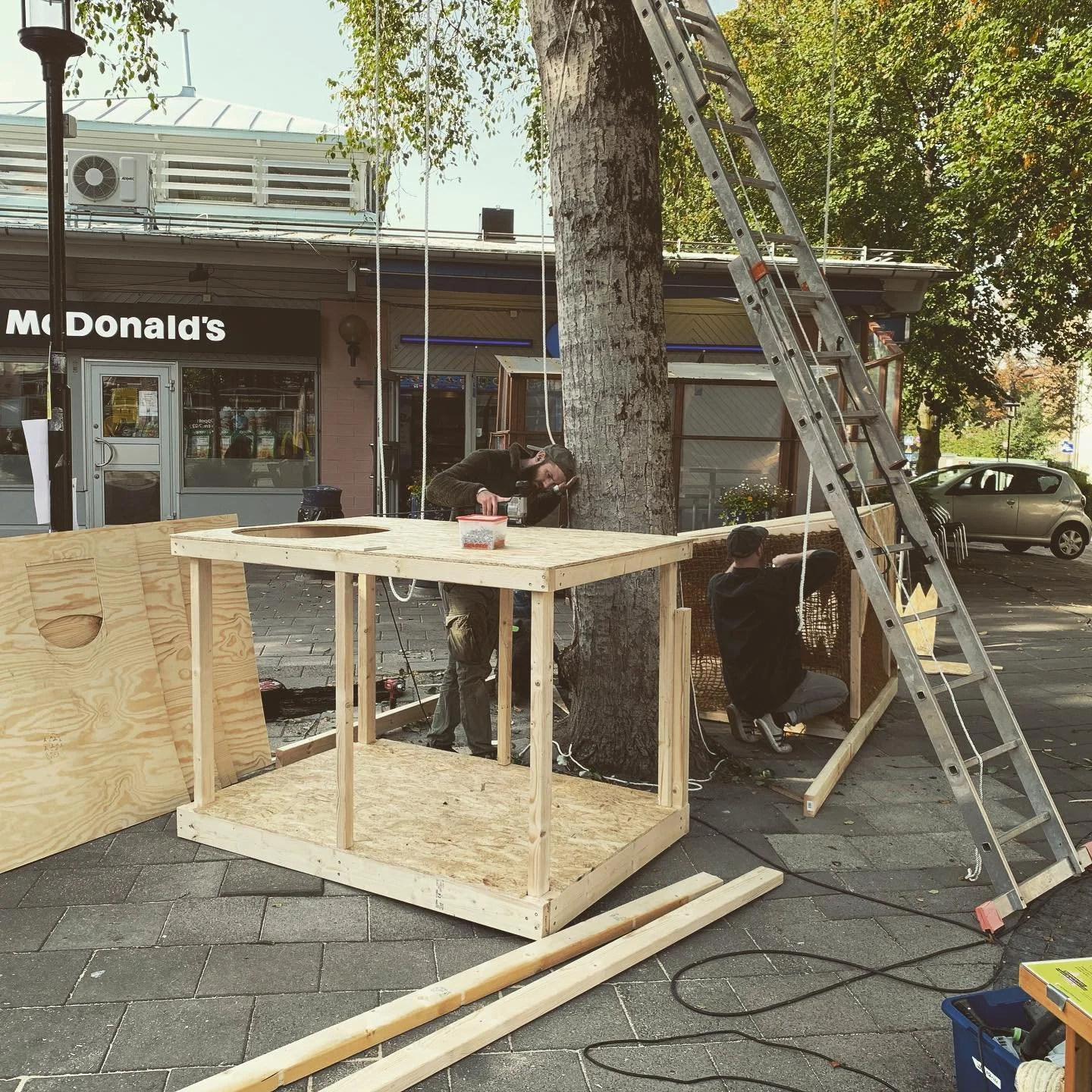 En dag, ett tr&auml;dhus. St&aring;r nu f&auml;rdigt p&aring; Brommaplan och &auml;r kvar i tv&aring; veckor. Glad lek. #magictreehouseworldcup