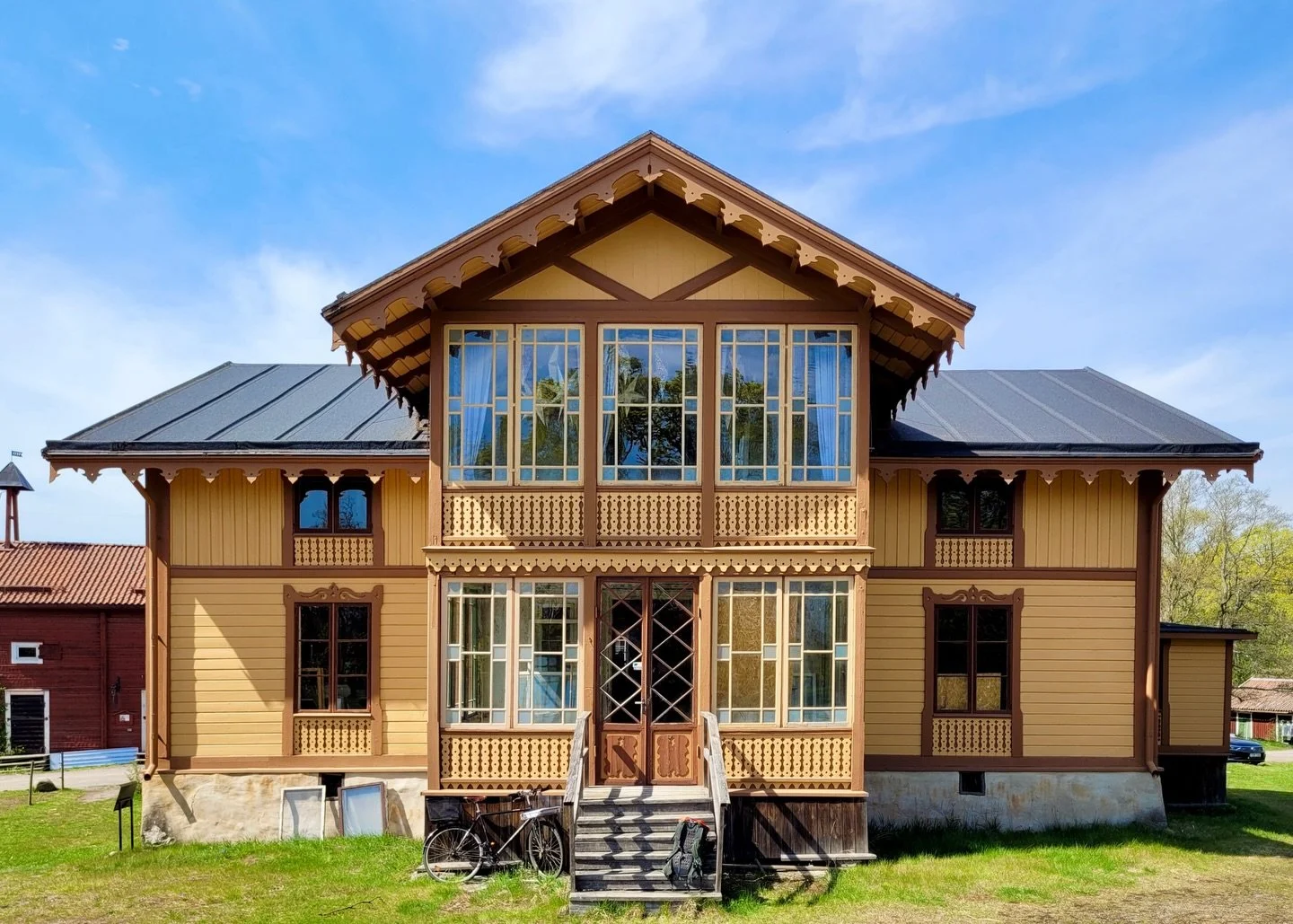 Vi f&ouml;rvandlar &Ouml;verj&auml;rva g&aring;rd till friluftsmuseum och 4H-g&aring;rd. Vi har p&aring; uppdrag av Solna stad f&aring;tt &auml;ran att vara med i projektet fr&aring;n f&ouml;rsta skiss fram till f&auml;rdig bygghandling. Gula villan 