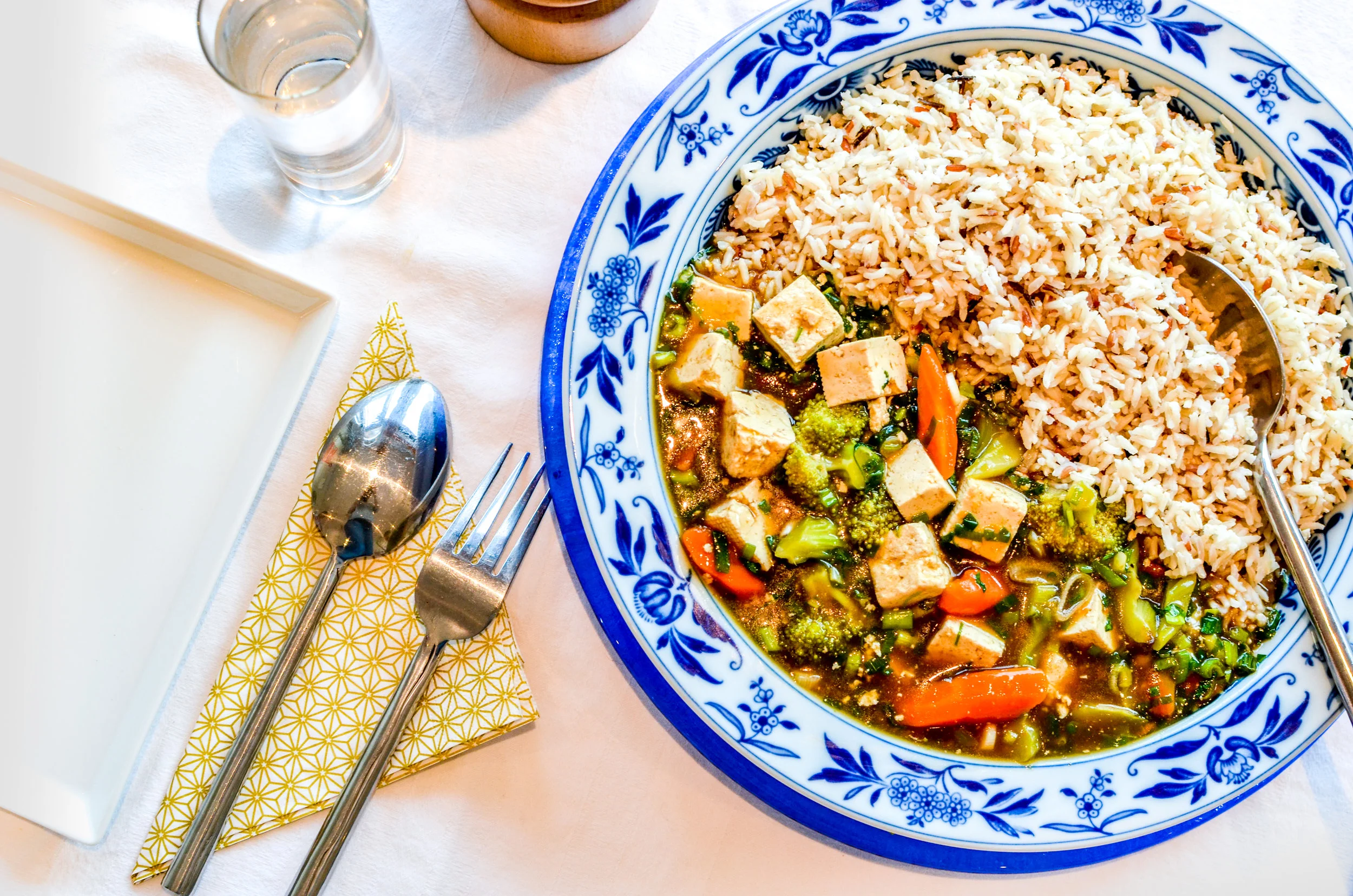 Meal 2 by Chef Eric: Tofu, légumes de saisons (Tofu, Brocolis, Carottes, Oignons nouveaux, ail, Huile de sésame, Maïzena, Coriandre frais, bâton de citronnelle, sauce huitre, mélange de riz