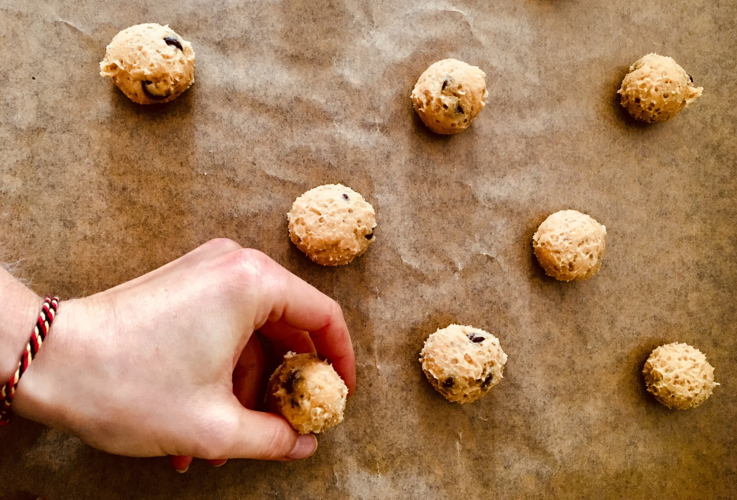 6. Mettre au frigo pendant 30 minutes. 7. Réaliser des boules de pates et les disposer sur une plaque de cuisson munie d’une feuille de cuisson. 8. Enfourner pendant 15 minutes.