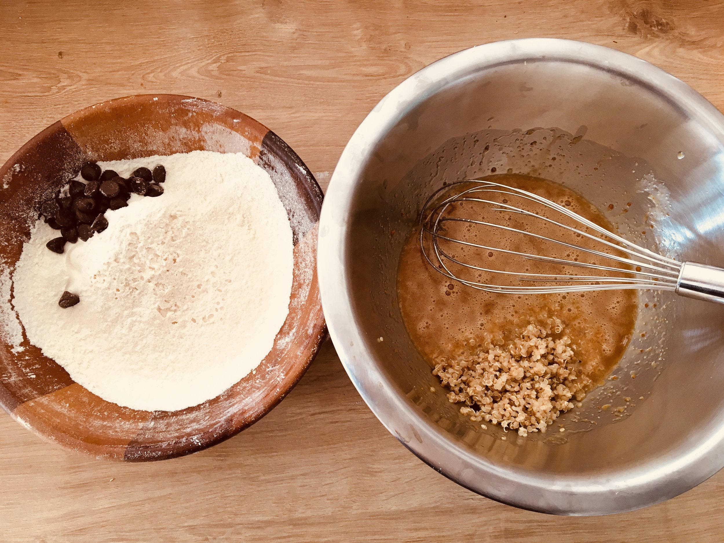 1. Préchauffez le four à 160°C chaleur tournante. 2. Mélanger le beurre fondu (mais tiède) et les sucres. 3. Ajouter le jaune d’œuf, le quinoa et le sel. Mélanger. 4. Ajouter la farine tamisée. Mélanger 5. Hacher le chocolat et incorporer.